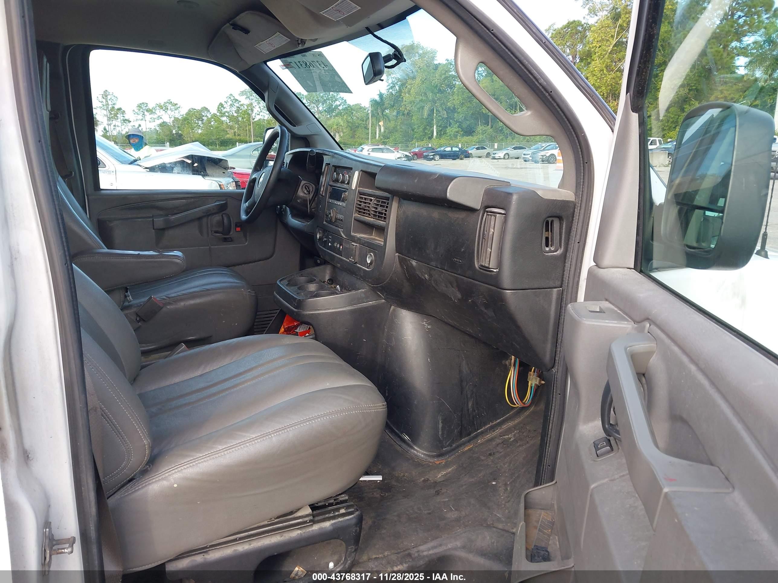 CHEVROLET EXPRESS image 5