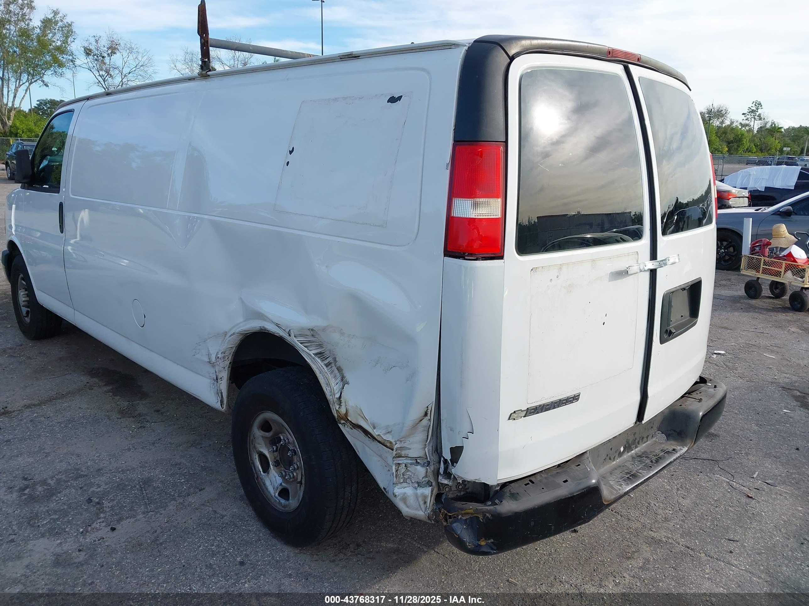 CHEVROLET EXPRESS image 6