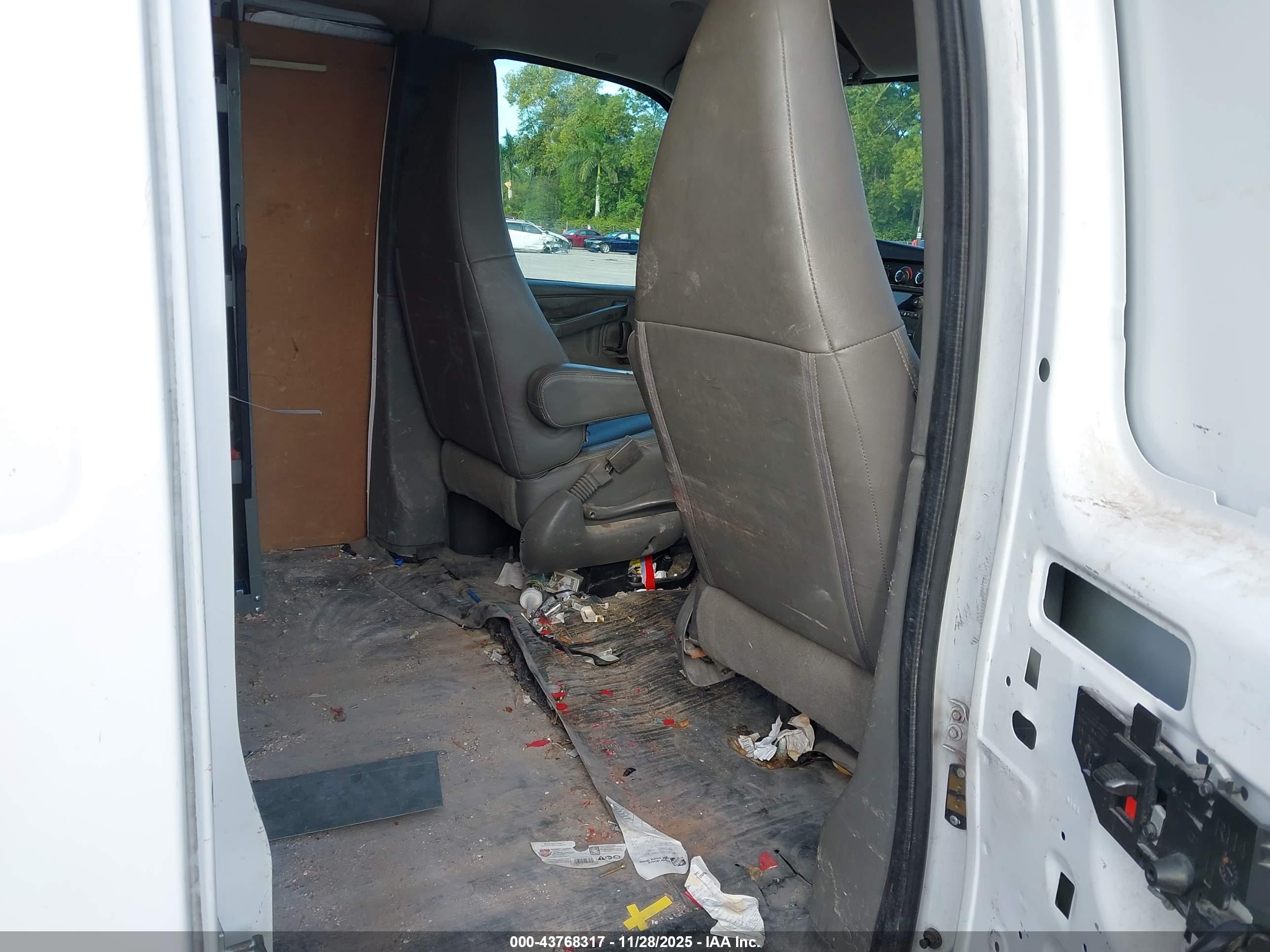 CHEVROLET EXPRESS image 8