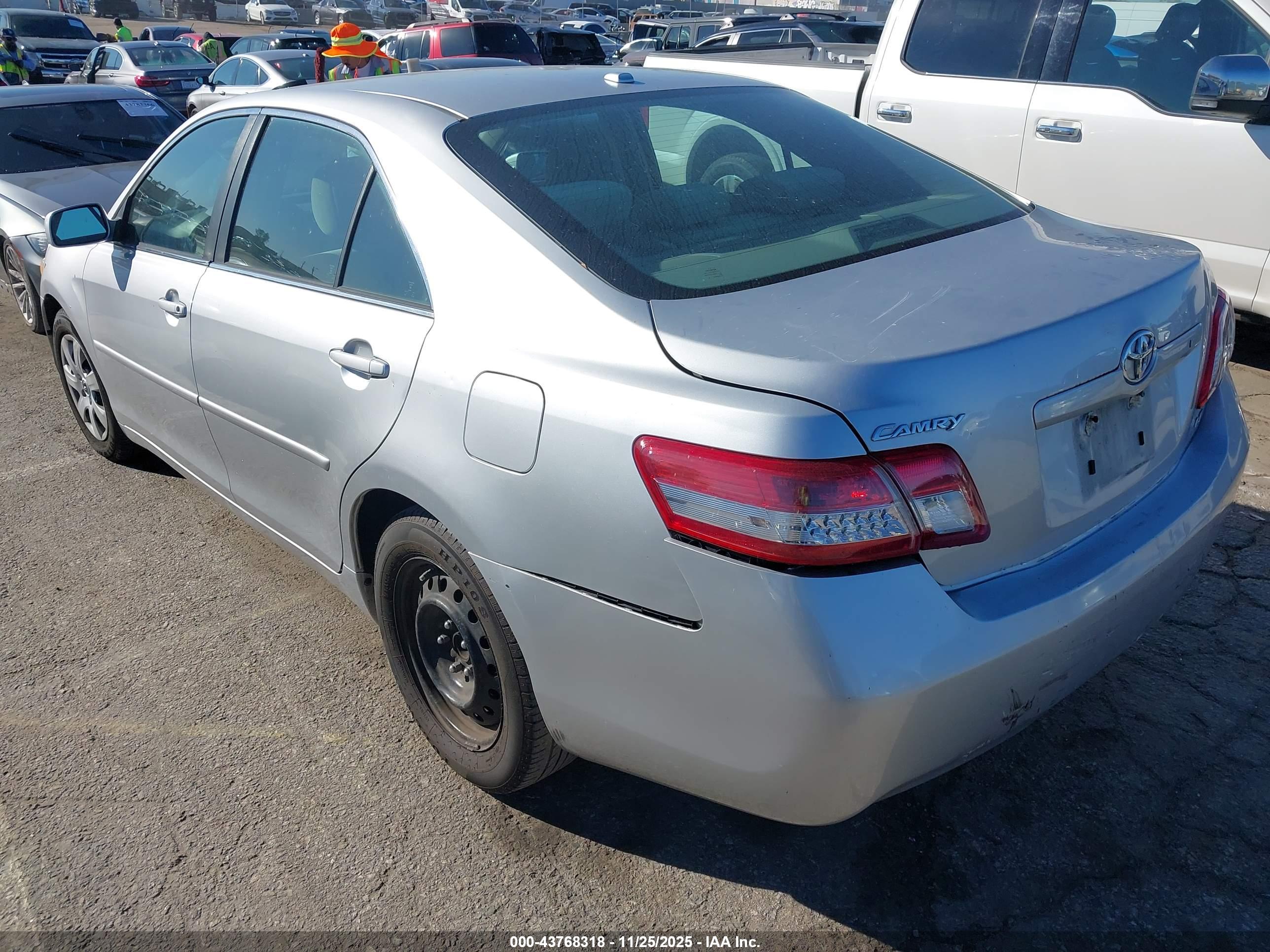 TOYOTA CAMRY image 3