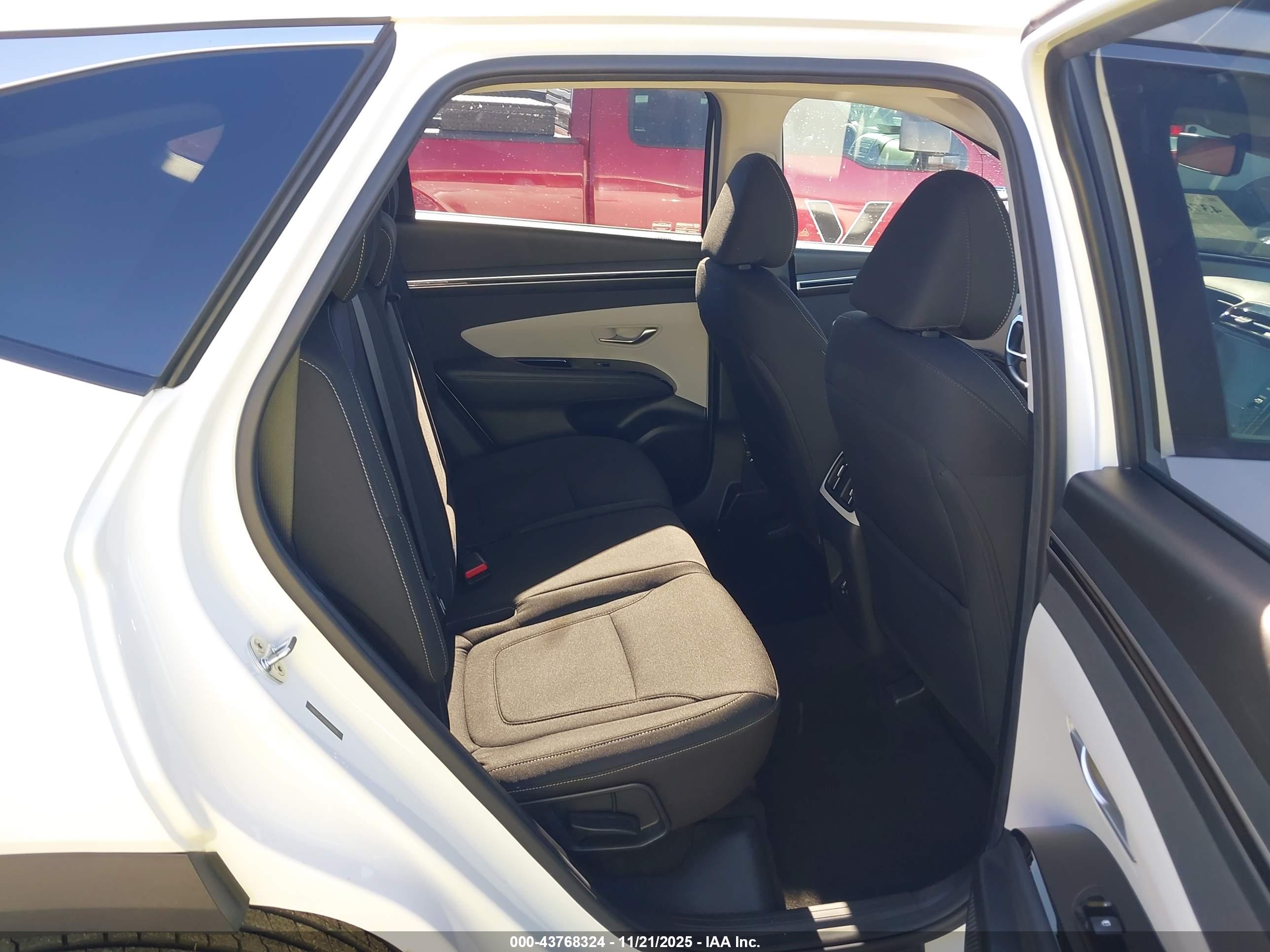 HYUNDAI TUCSON image 8