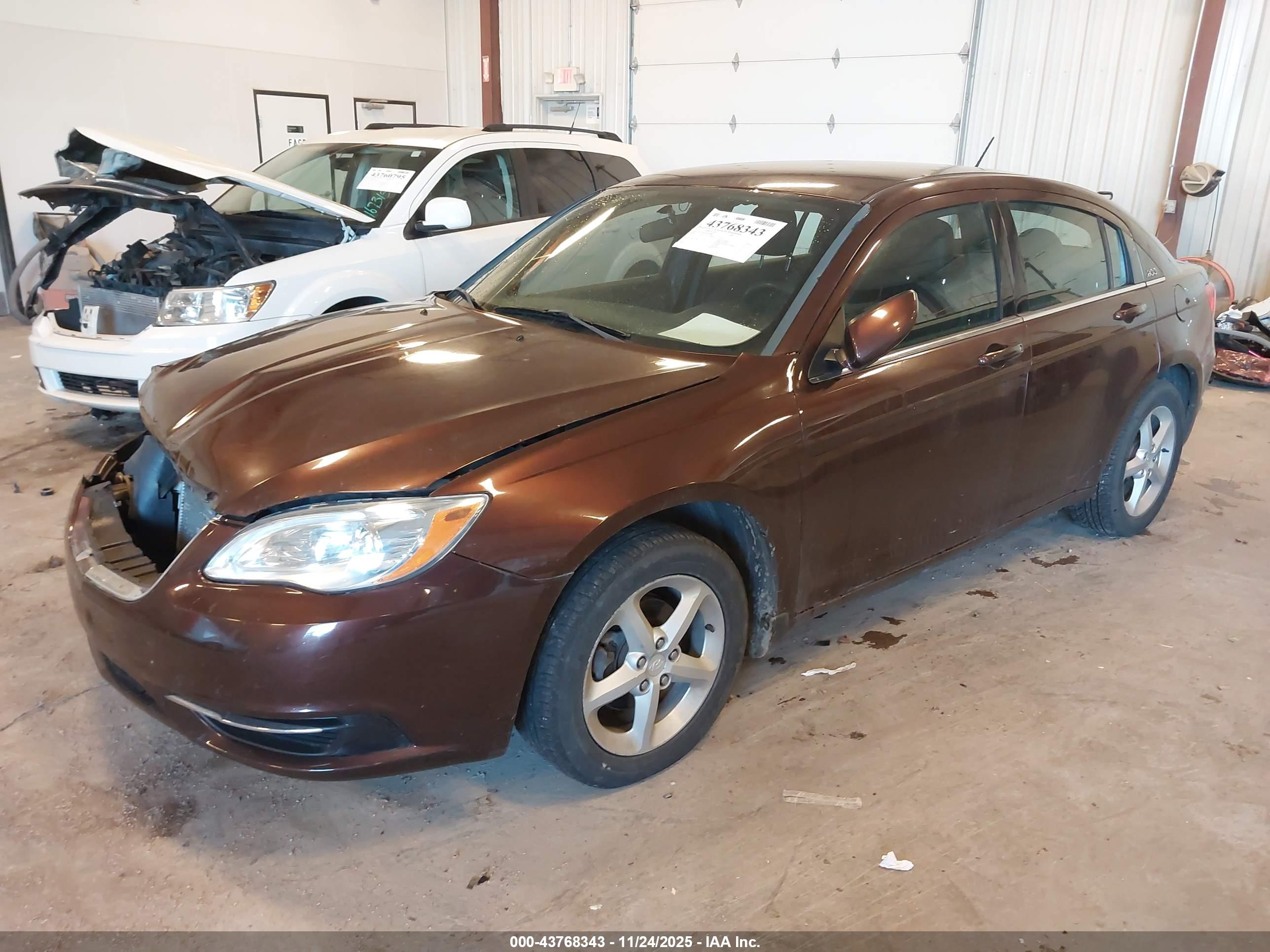 CHRYSLER 200 image 2