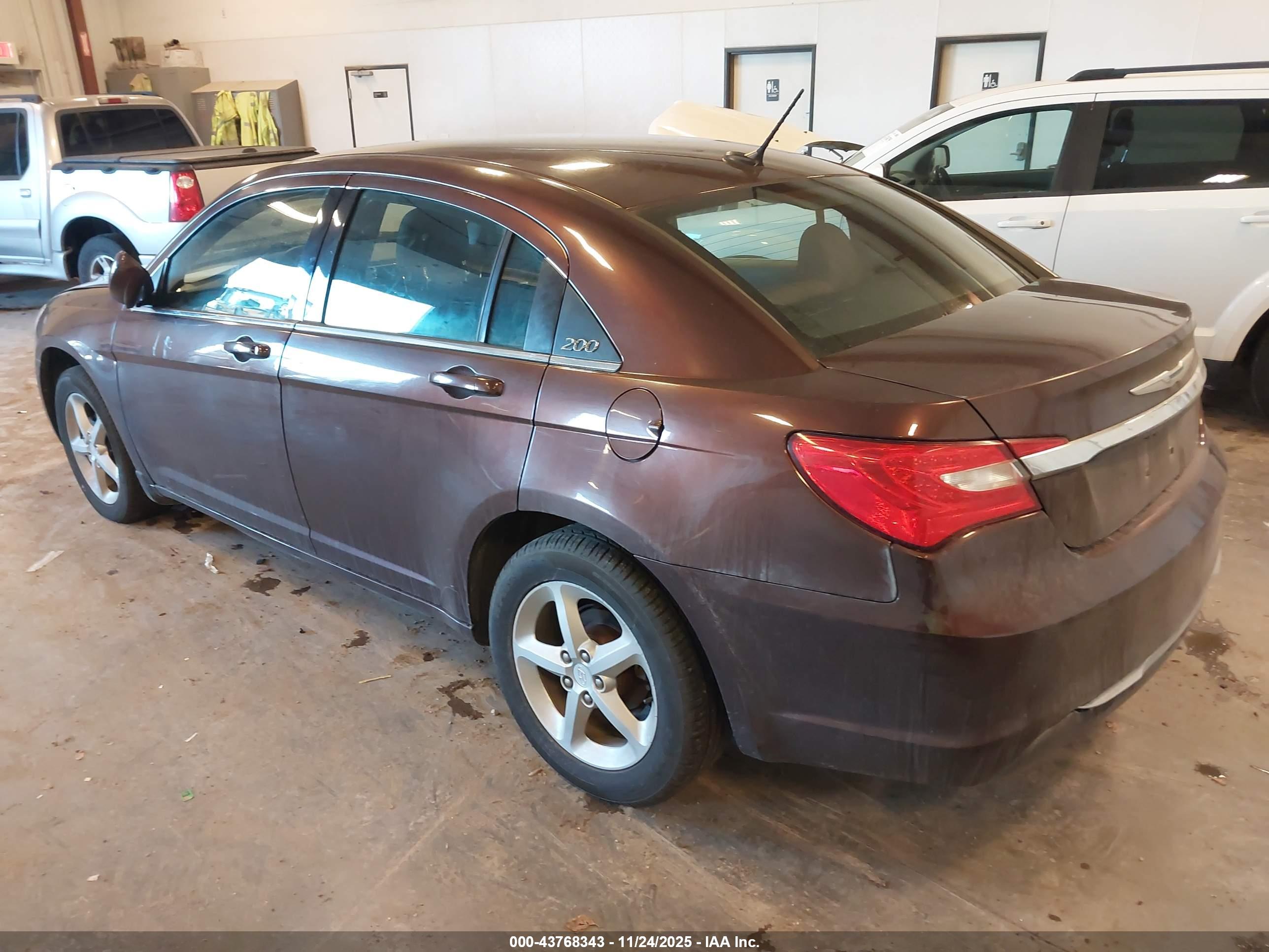 CHRYSLER 200 image 3