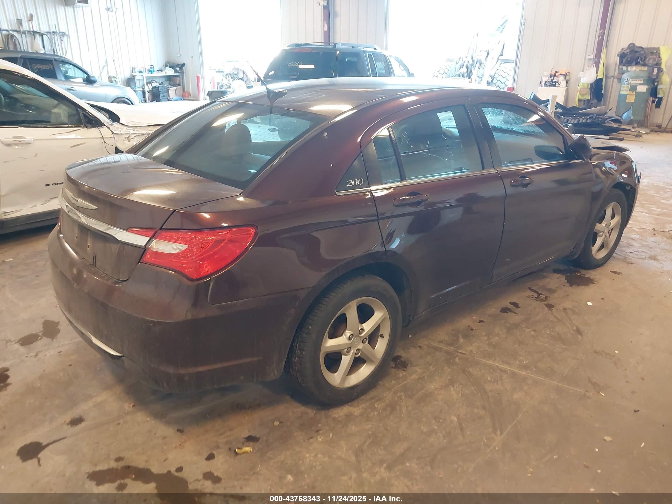 CHRYSLER 200 image 4
