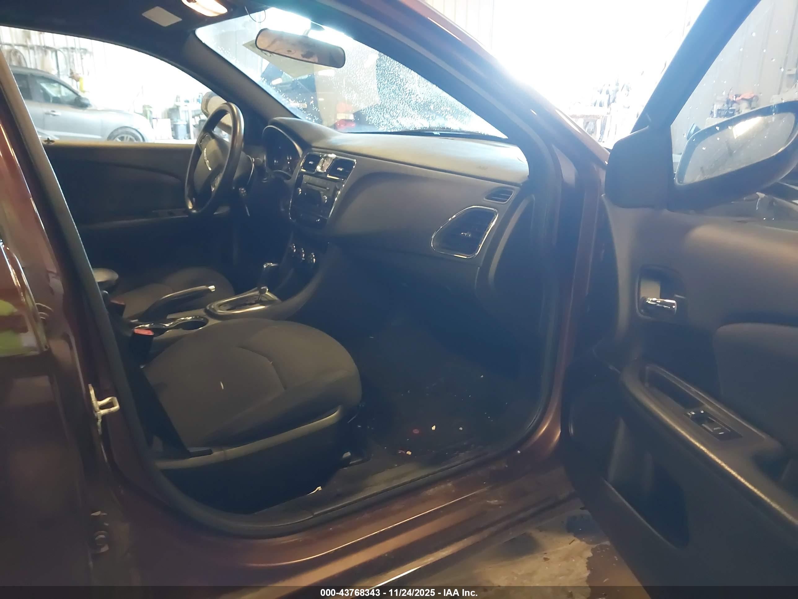 CHRYSLER 200 image 5