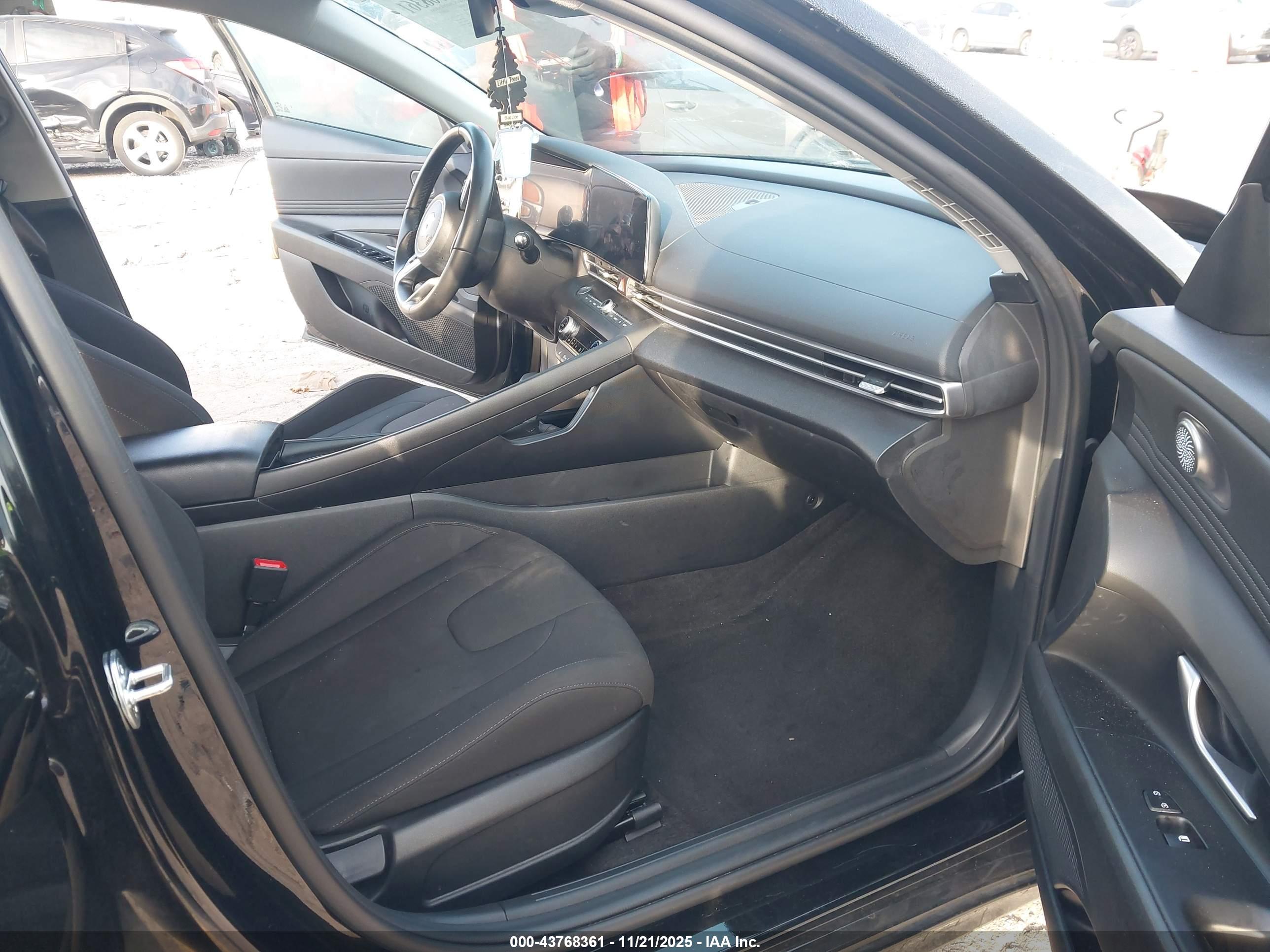 HYUNDAI ELANTRA image 5