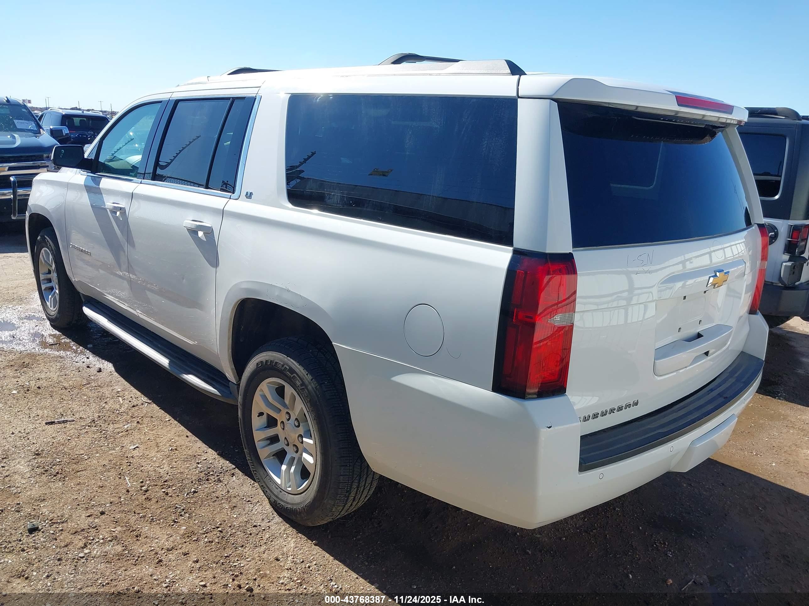 CHEVROLET SUBURBAN image 3