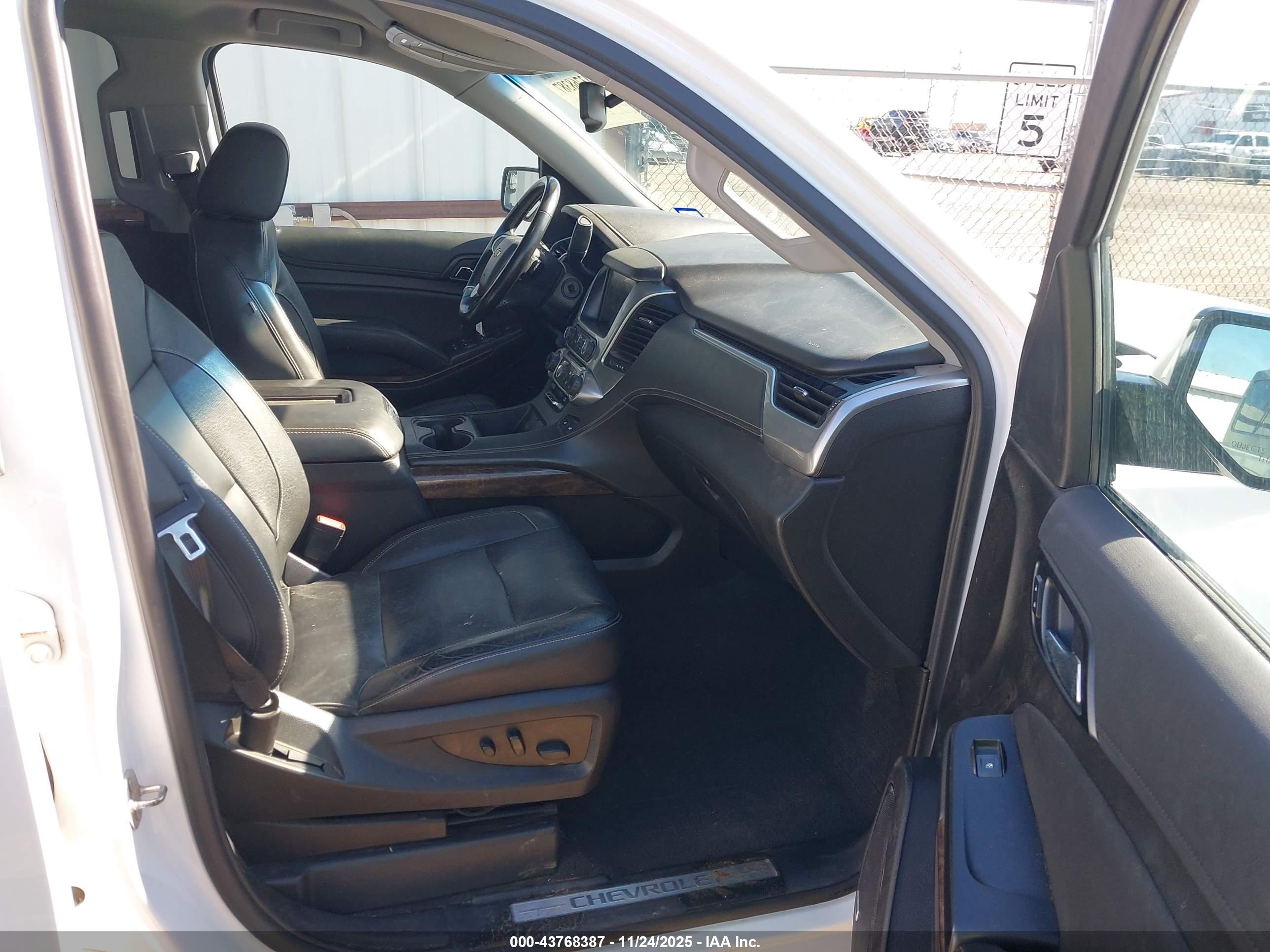 CHEVROLET SUBURBAN image 5