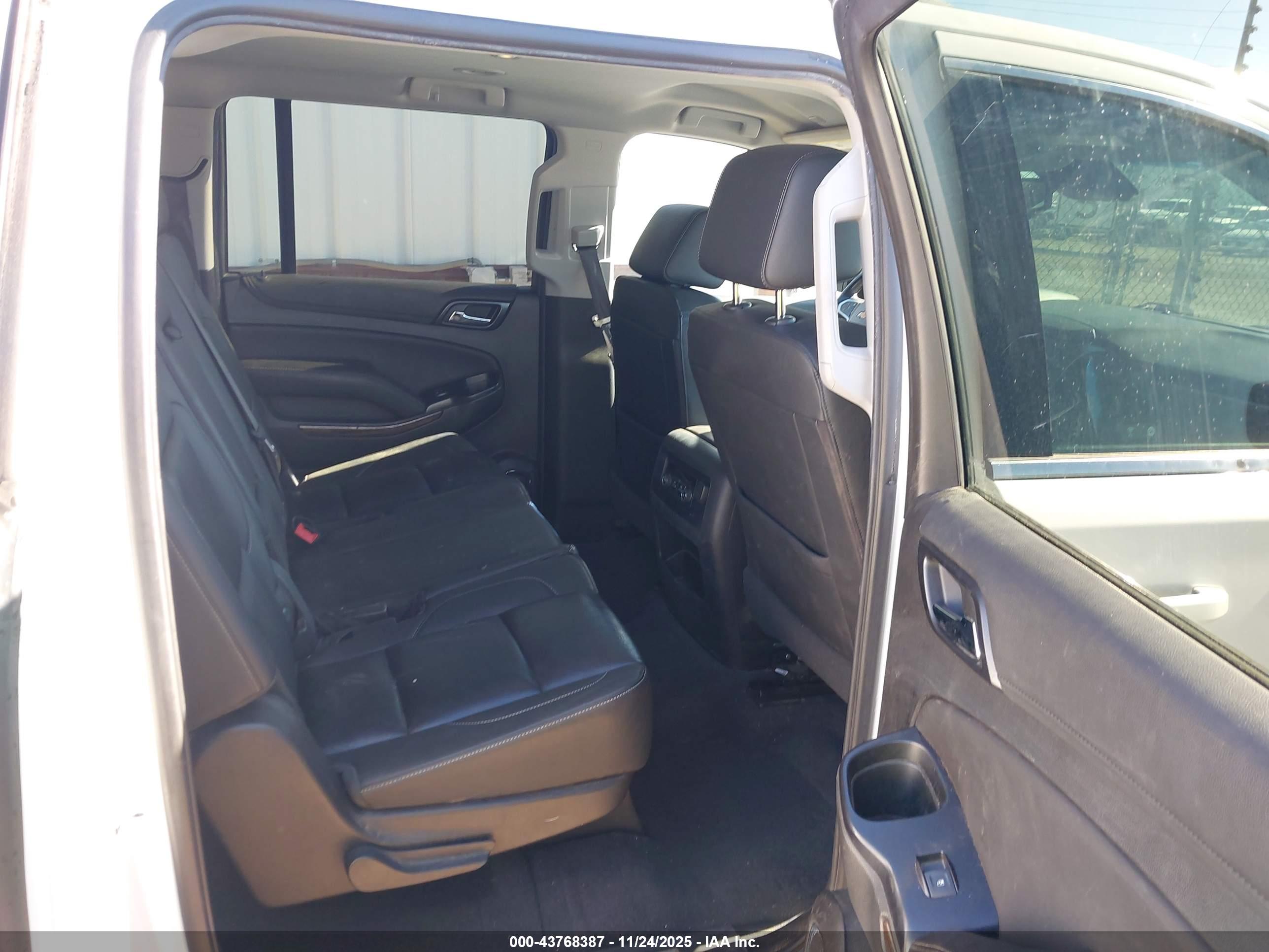 CHEVROLET SUBURBAN image 8