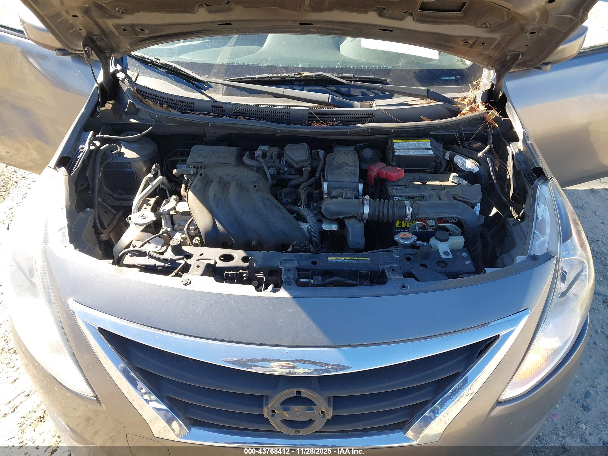 NISSAN VERSA image 10