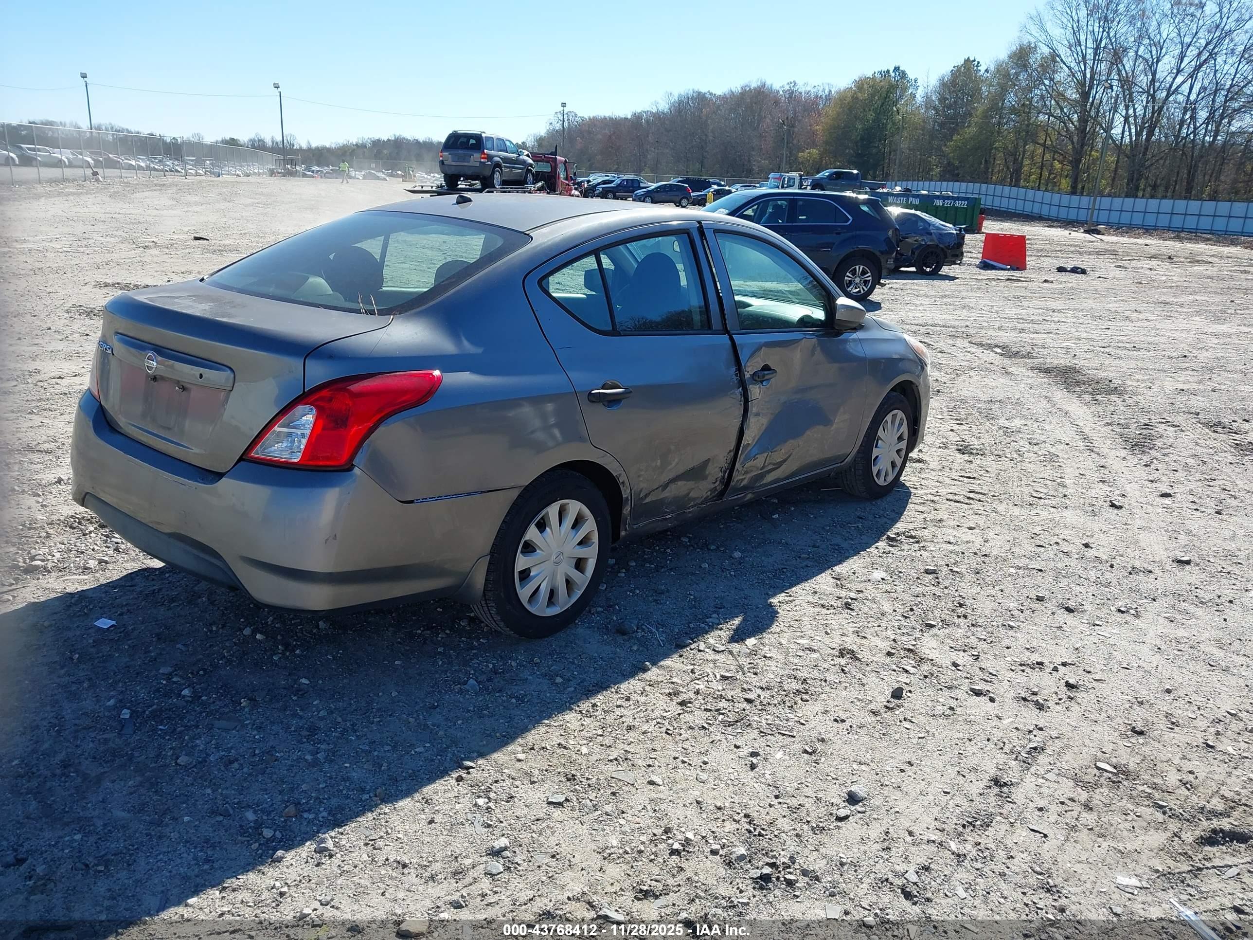NISSAN VERSA image 4