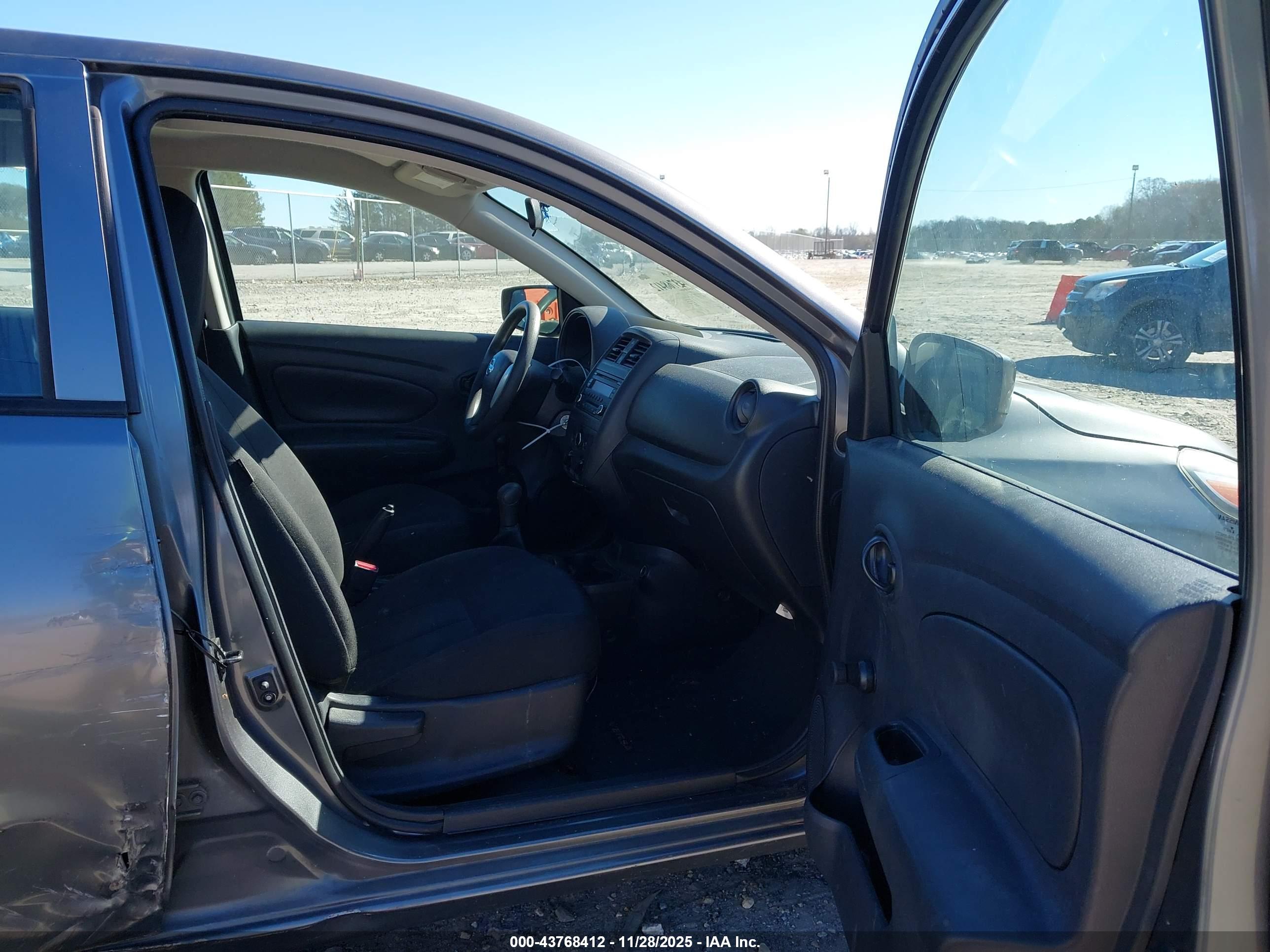 NISSAN VERSA image 5