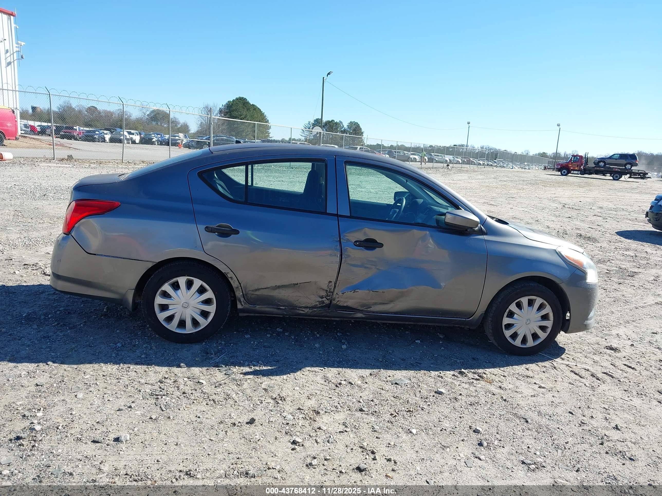 NISSAN VERSA image 6