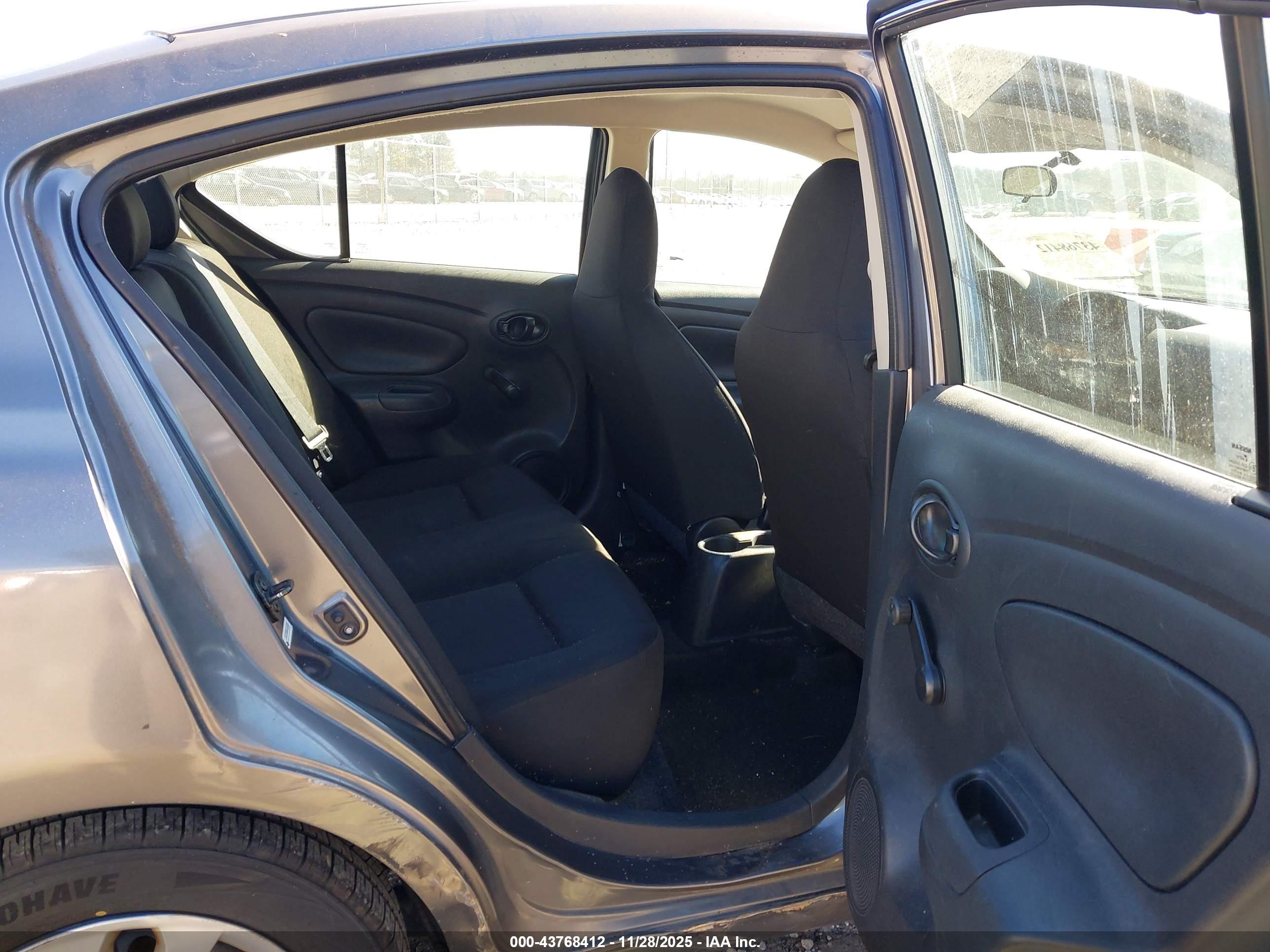 NISSAN VERSA image 8