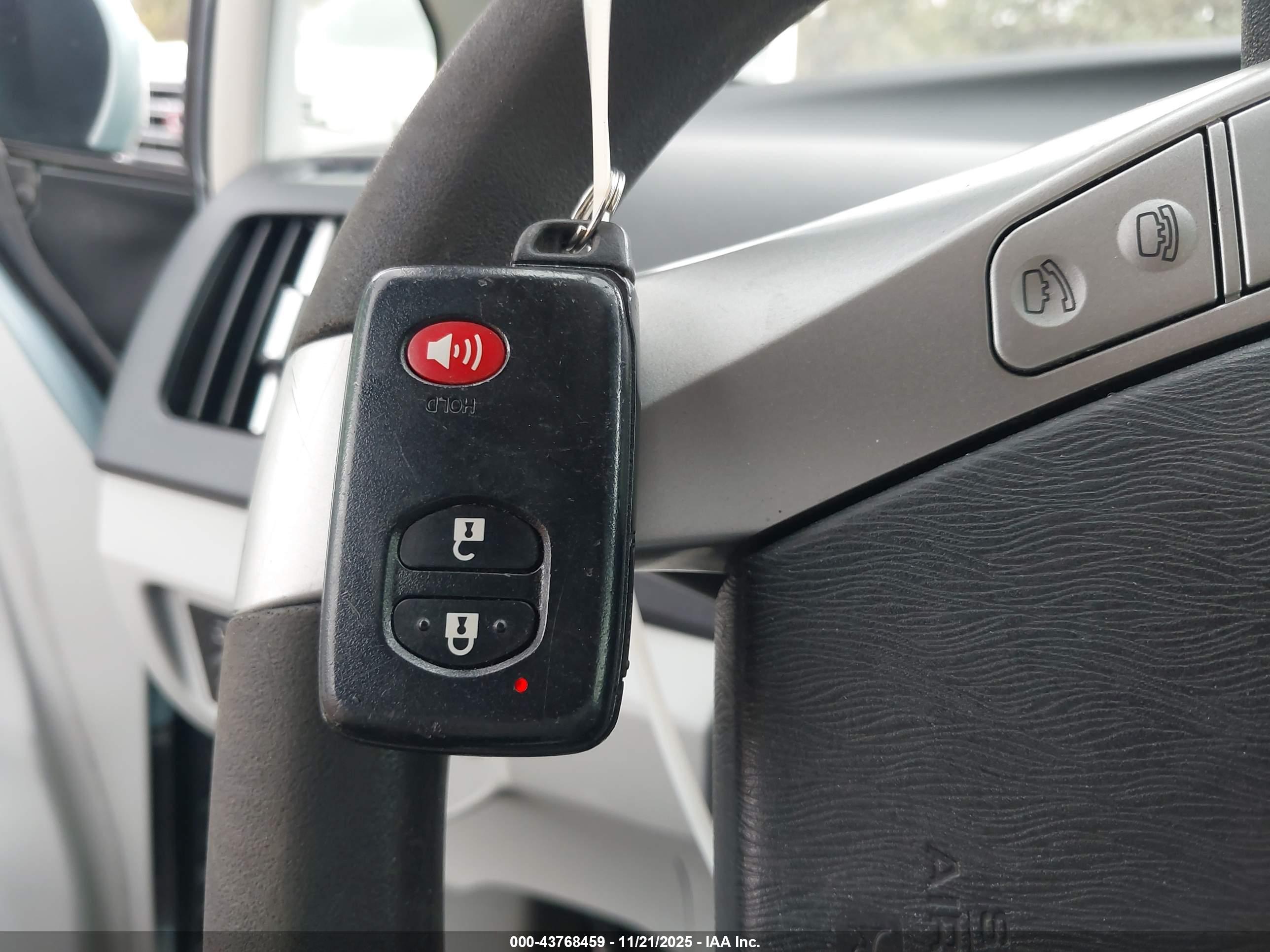 TOYOTA PRIUS image 11