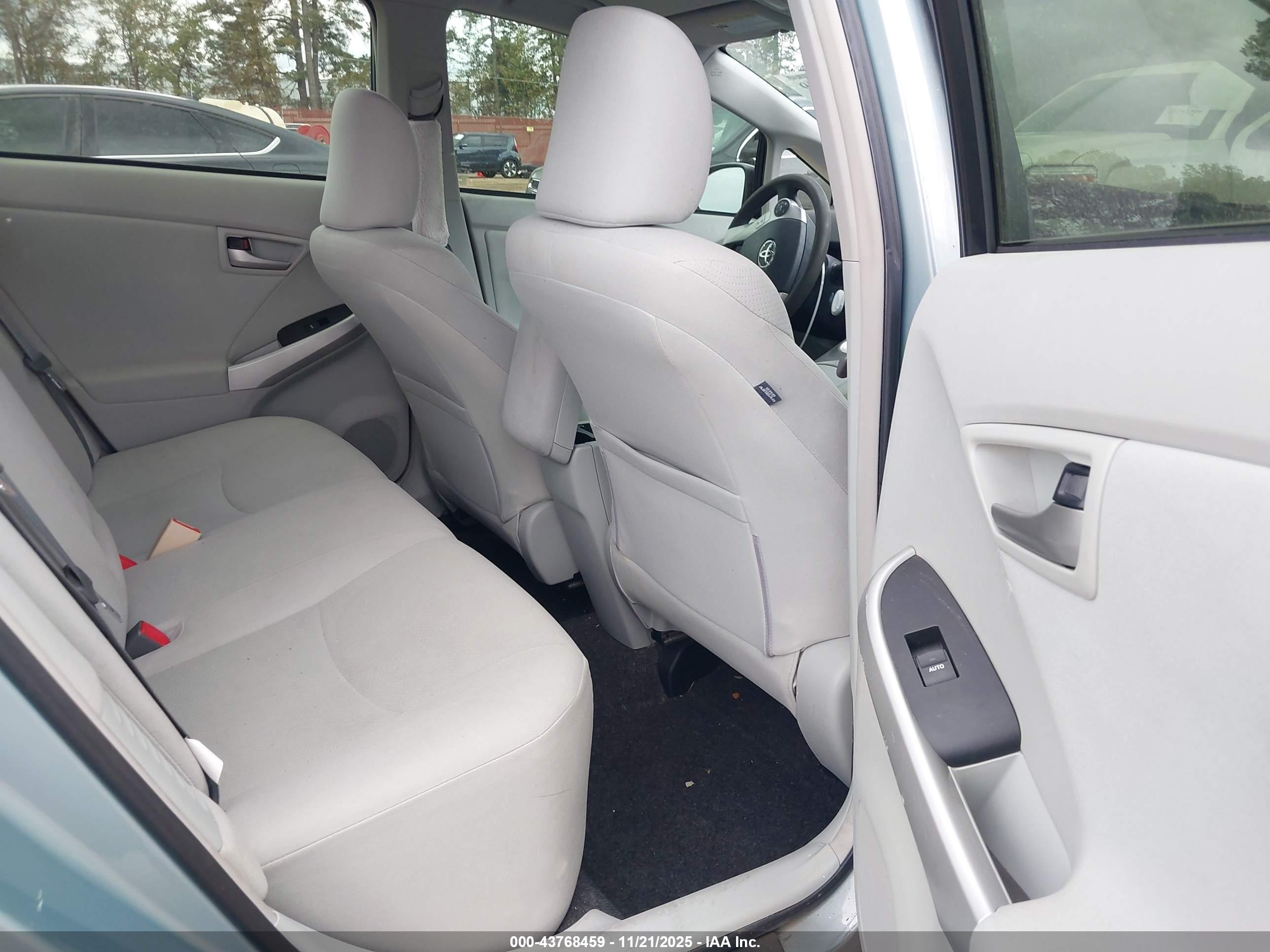 TOYOTA PRIUS image 8
