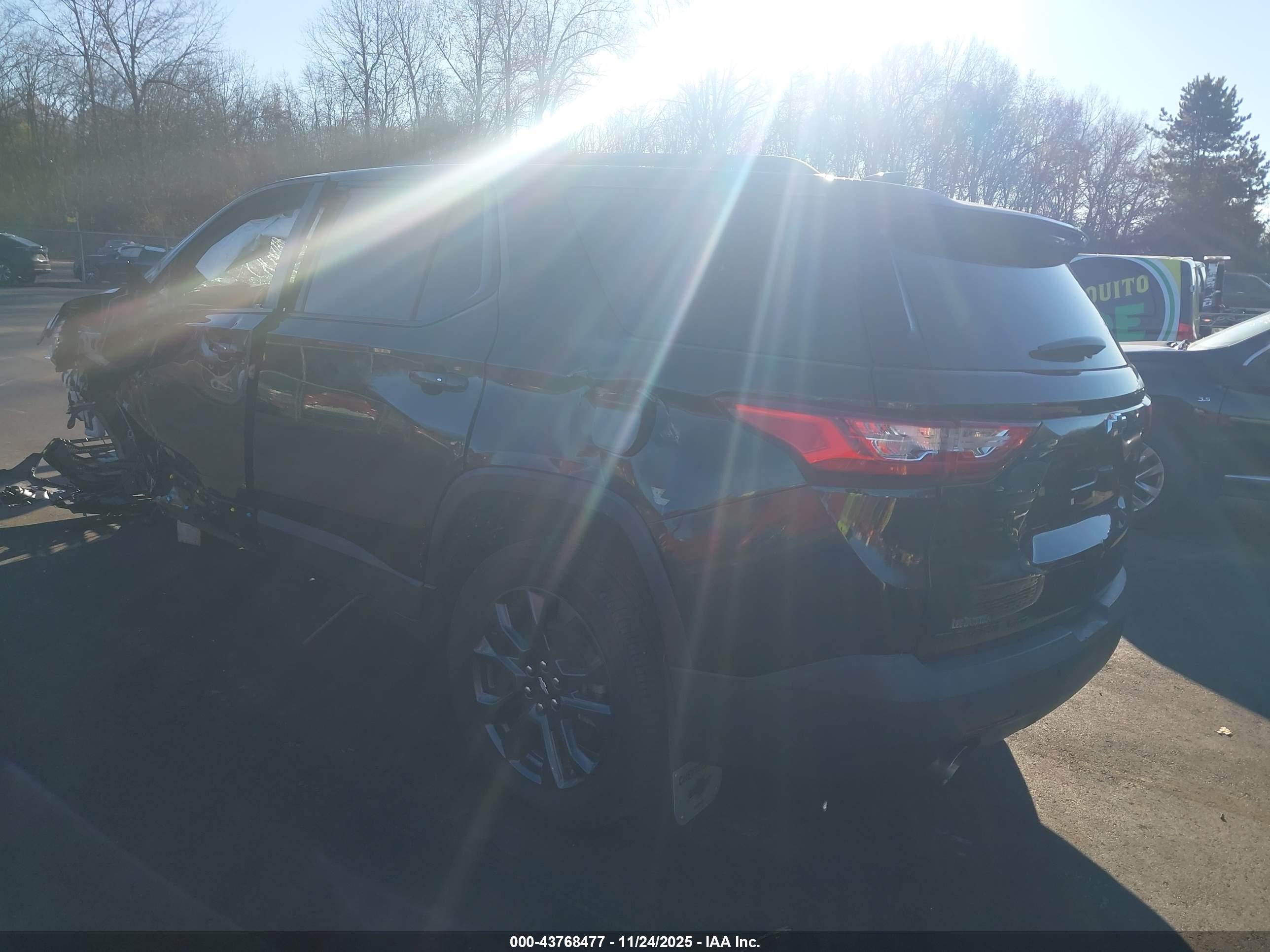 CHEVROLET TRAVERSE image 3