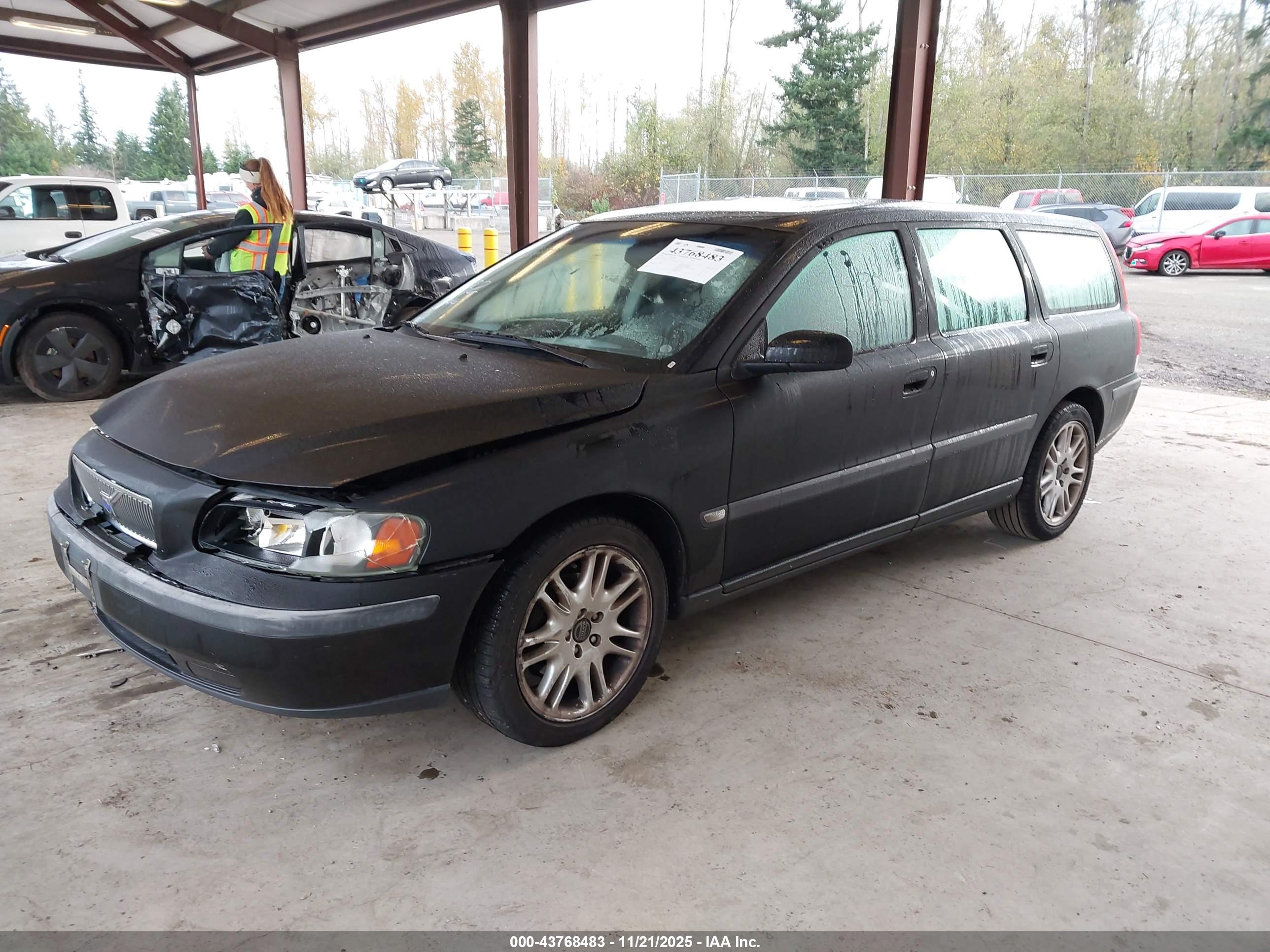 VOLVO V70 image 2