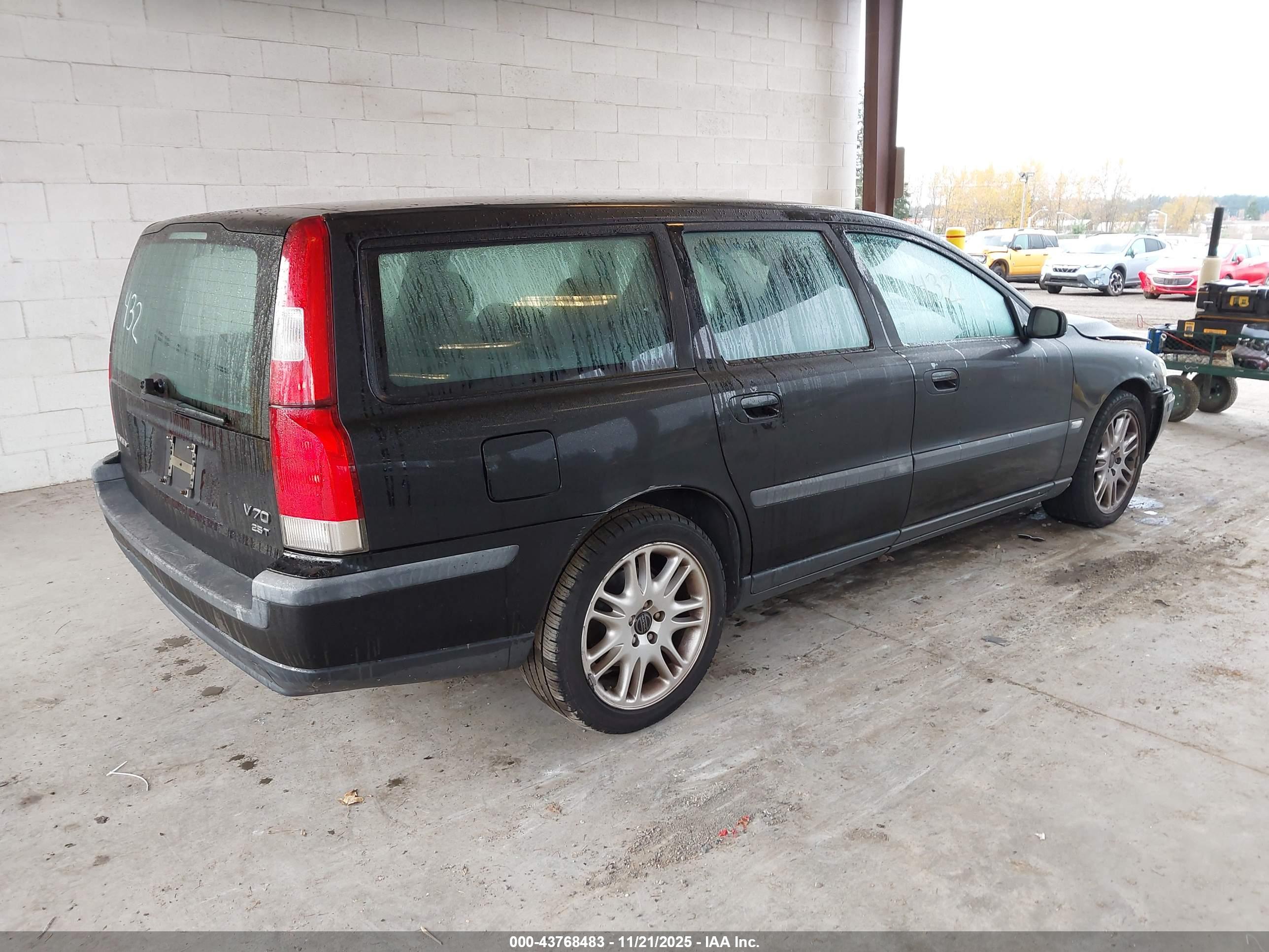 VOLVO V70 image 4