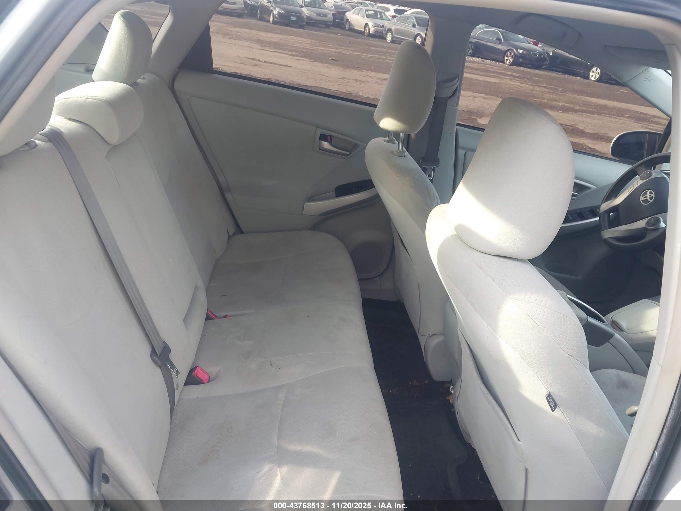 TOYOTA PRIUS image 8