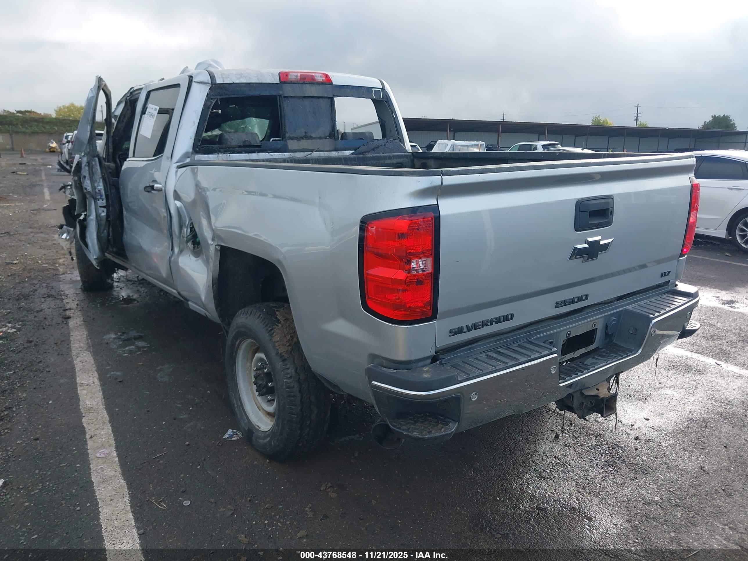 CHEVROLET SILVERADO image 3