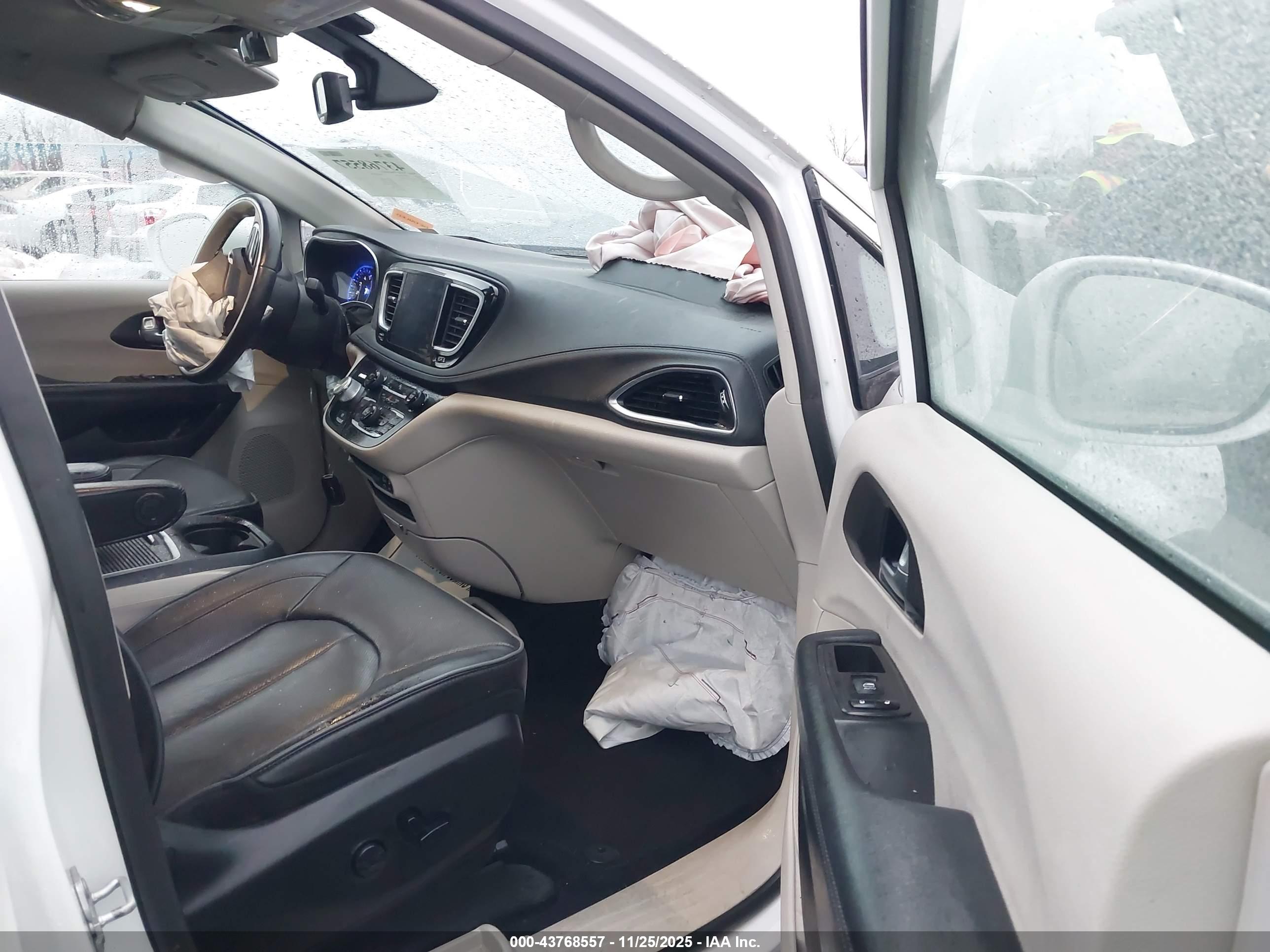 CHRYSLER PACIFICA image 5