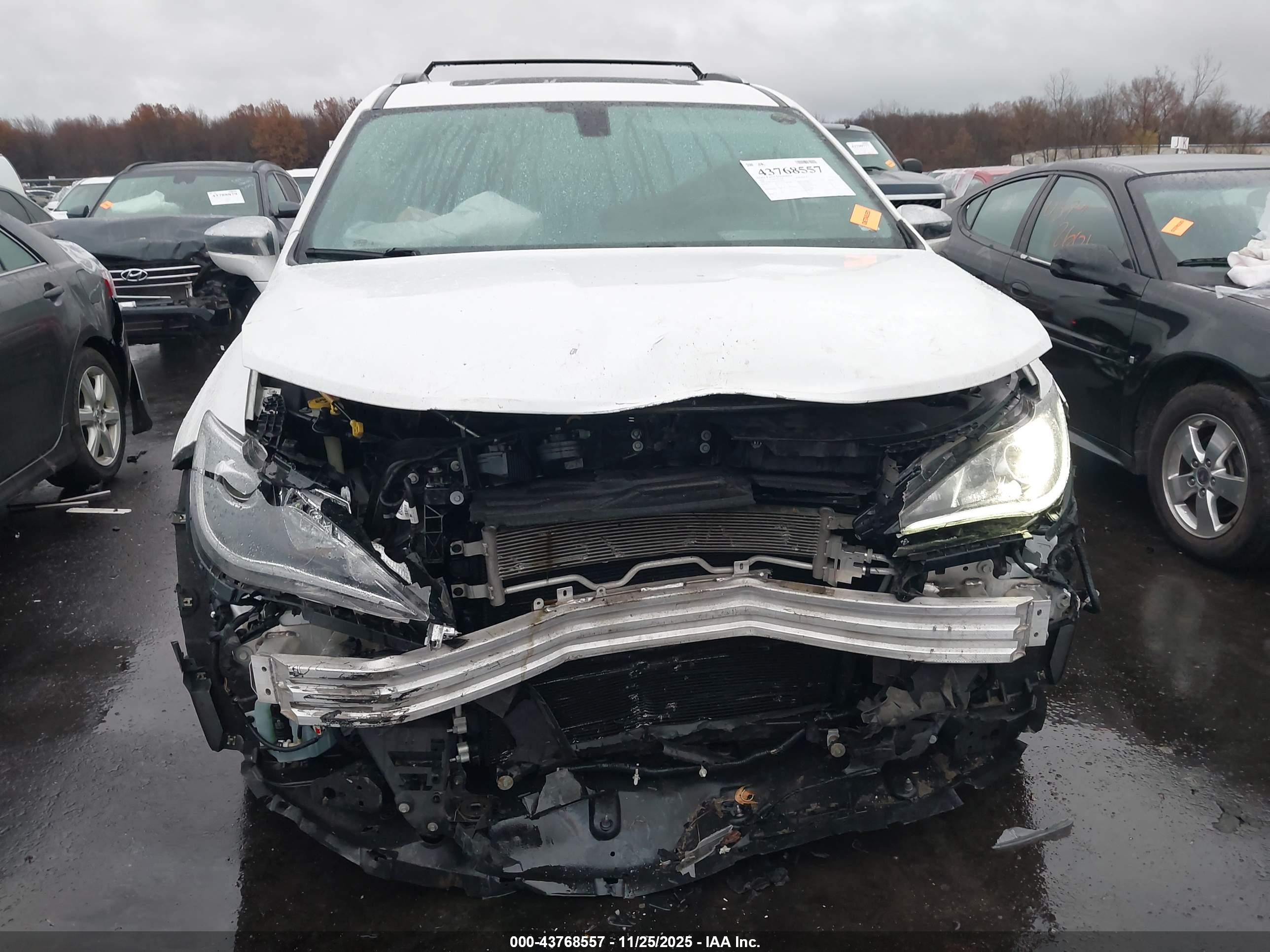 CHRYSLER PACIFICA image 6