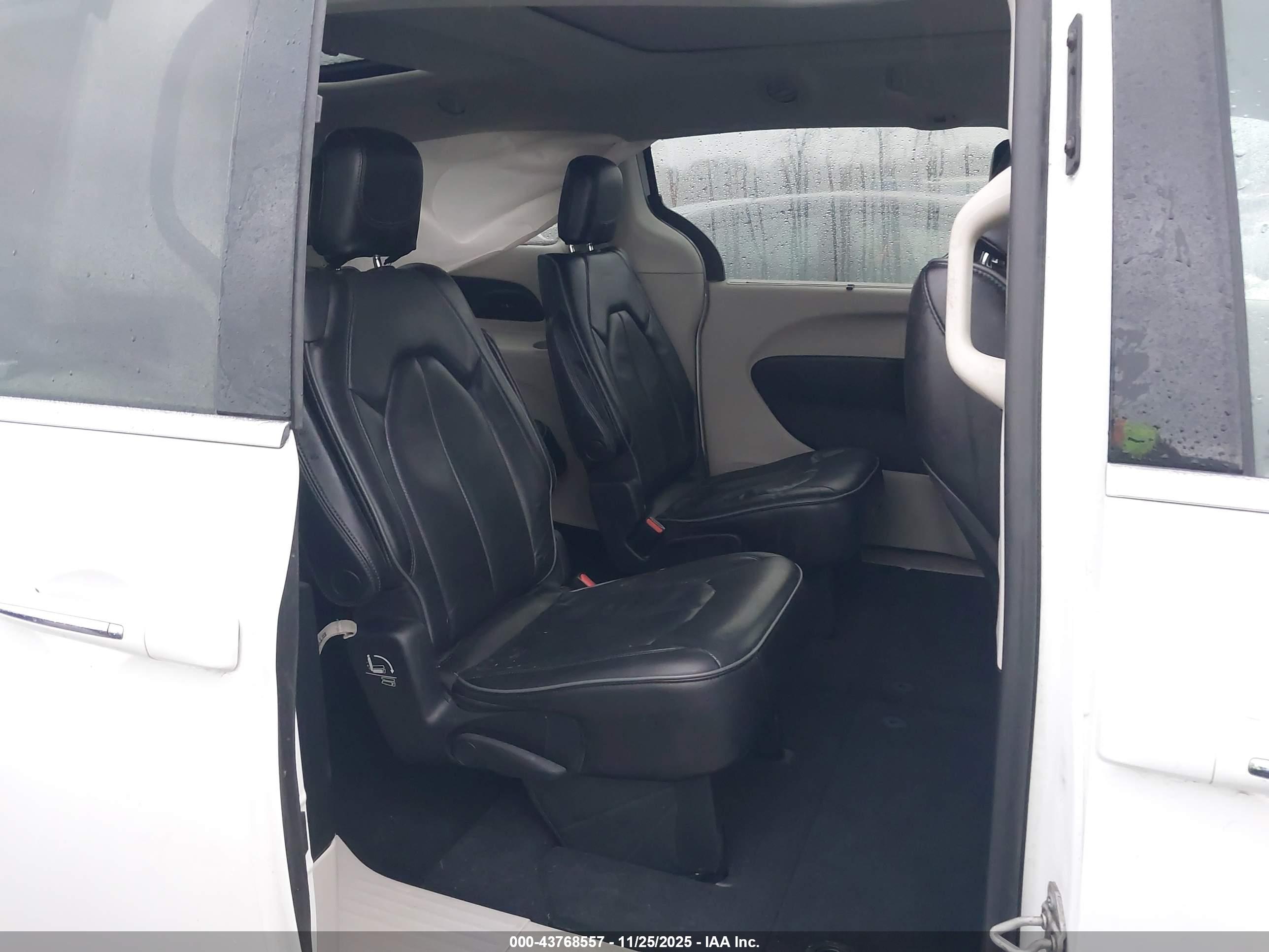 CHRYSLER PACIFICA image 8