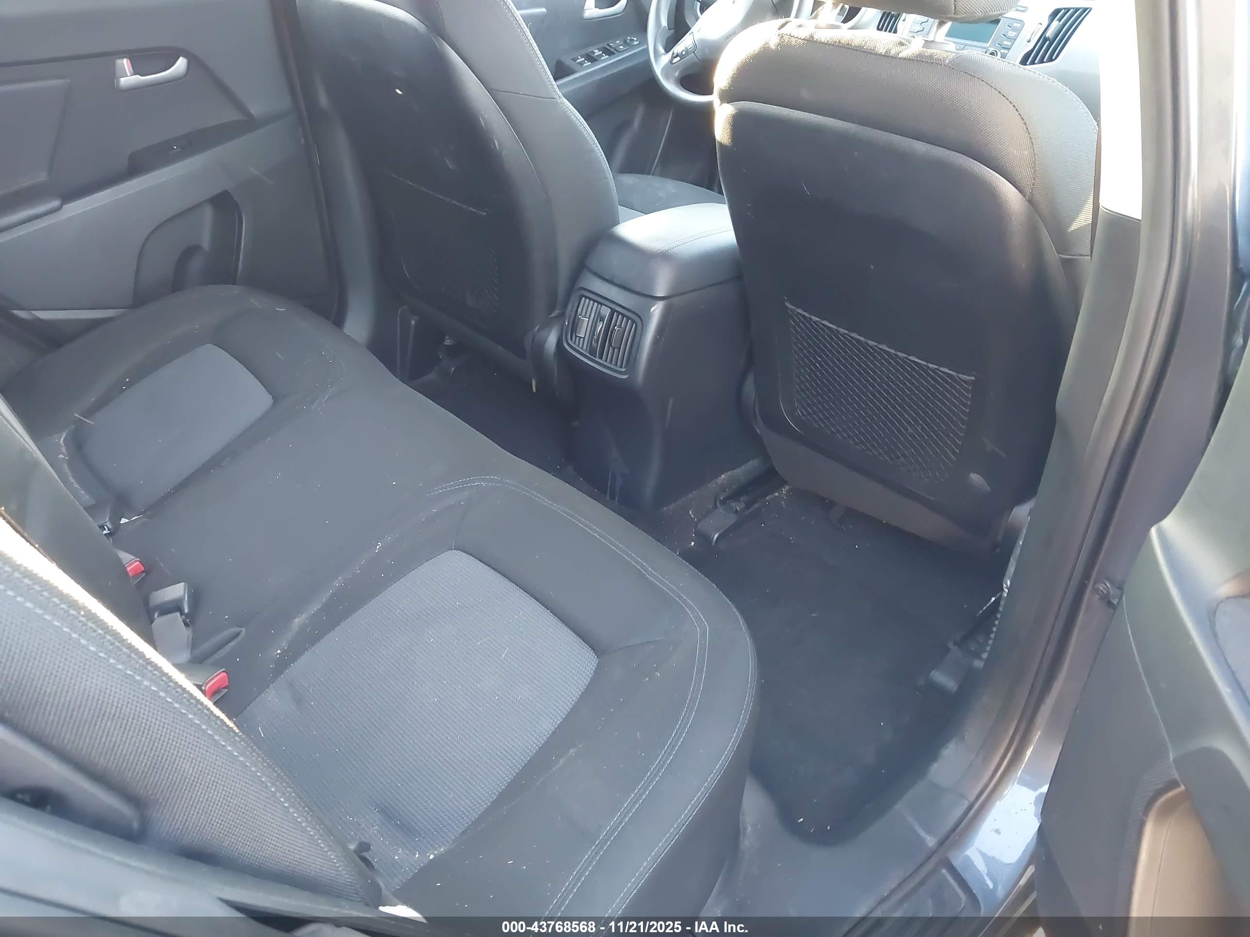 KIA SPORTAGE image 8