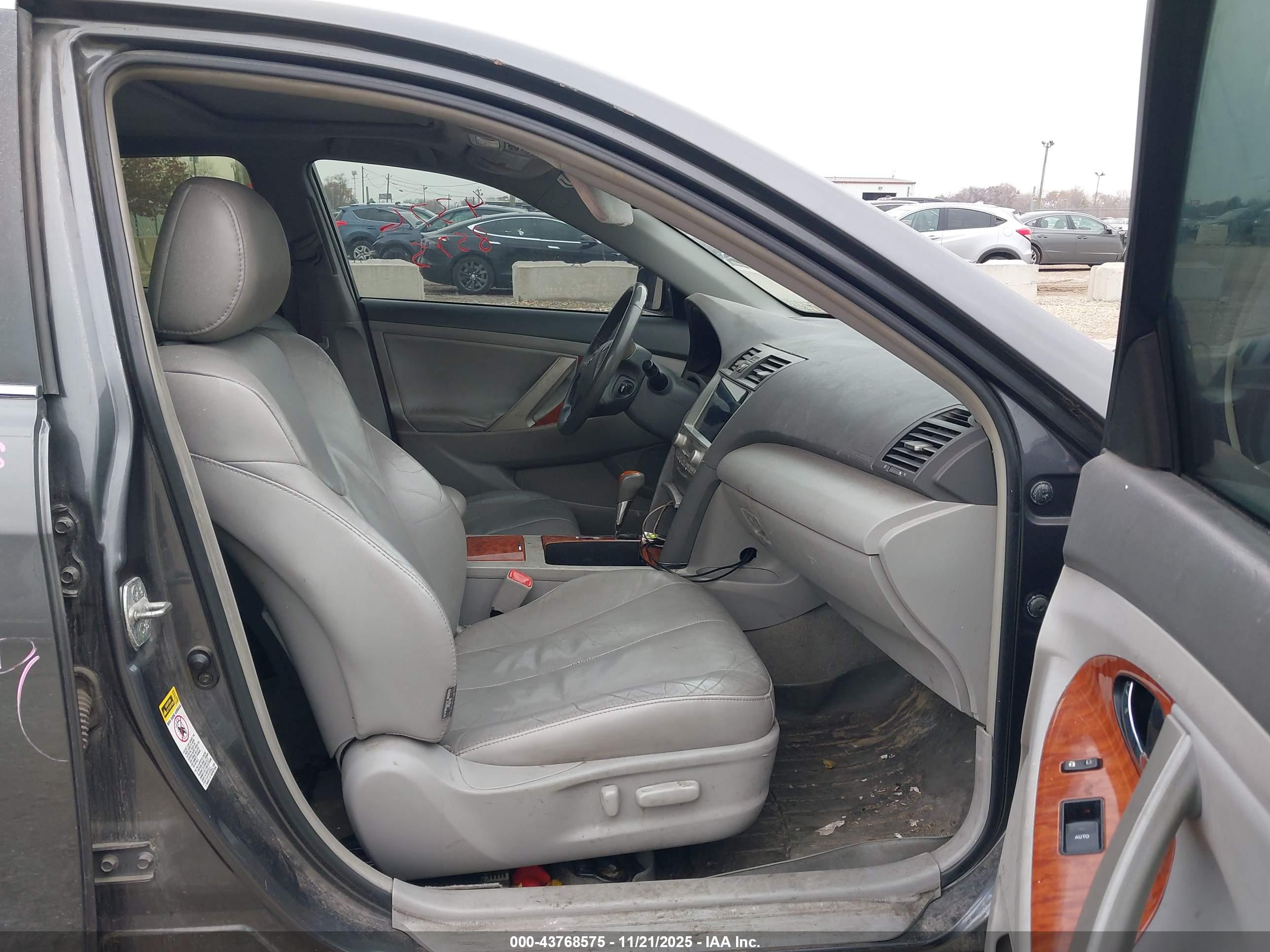 TOYOTA CAMRY image 5
