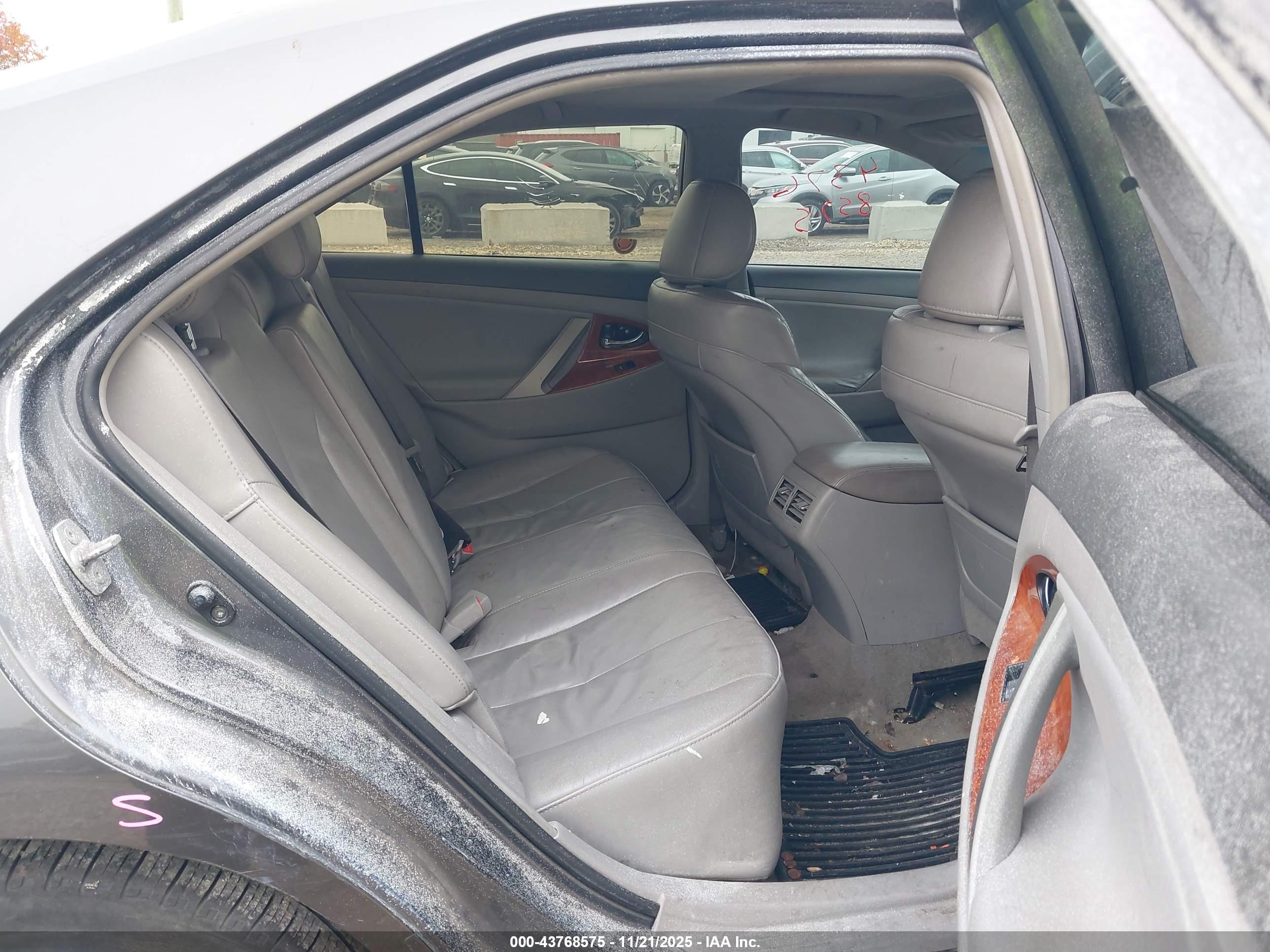 TOYOTA CAMRY image 8