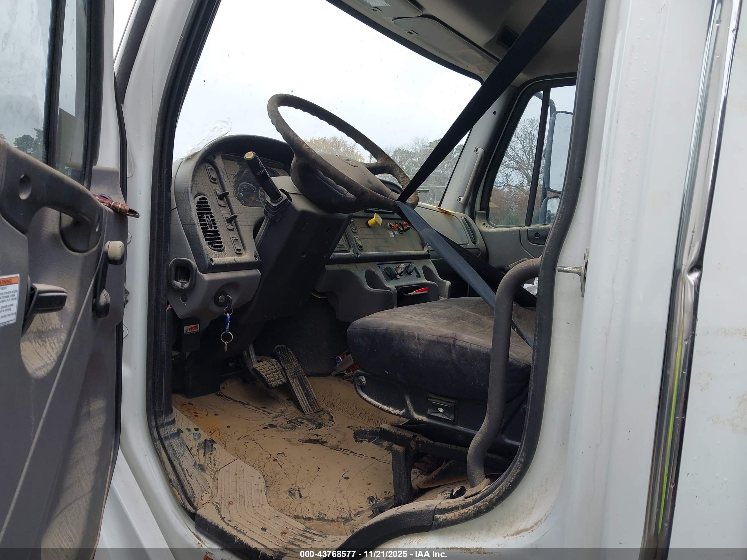 FREIGHTLINER M2 image 5