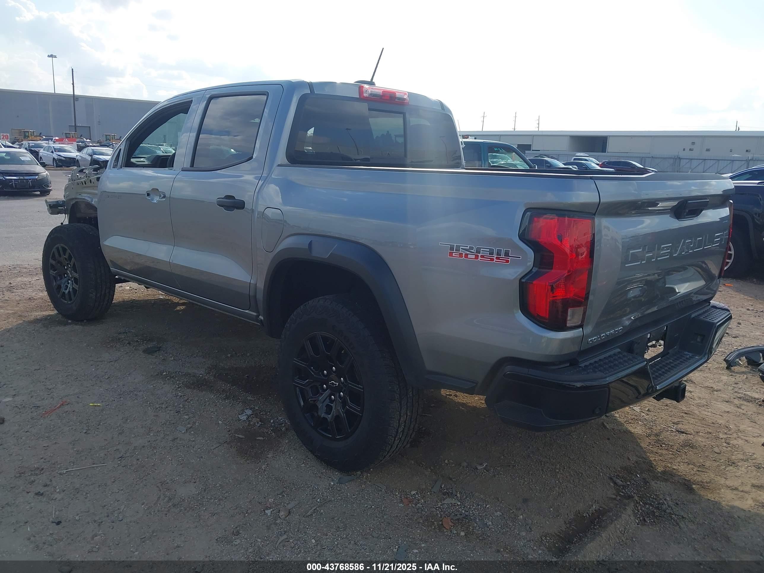 CHEVROLET COLORADO image 3