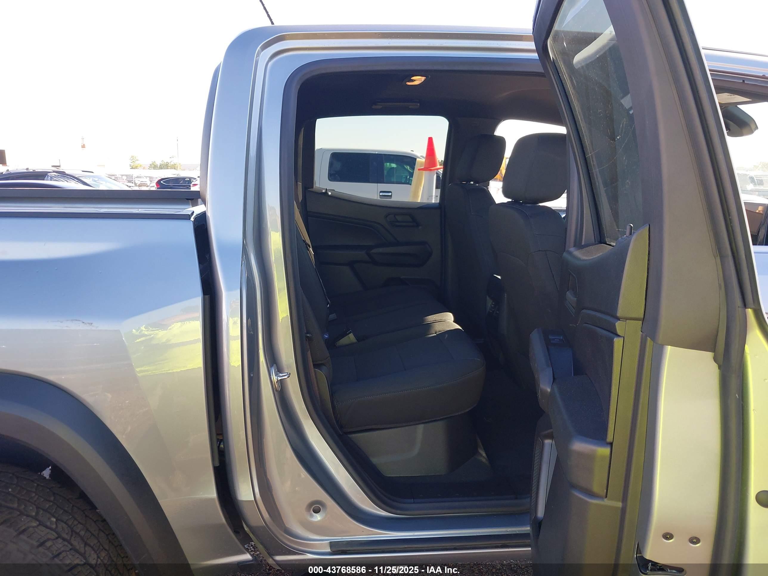 CHEVROLET COLORADO image 8