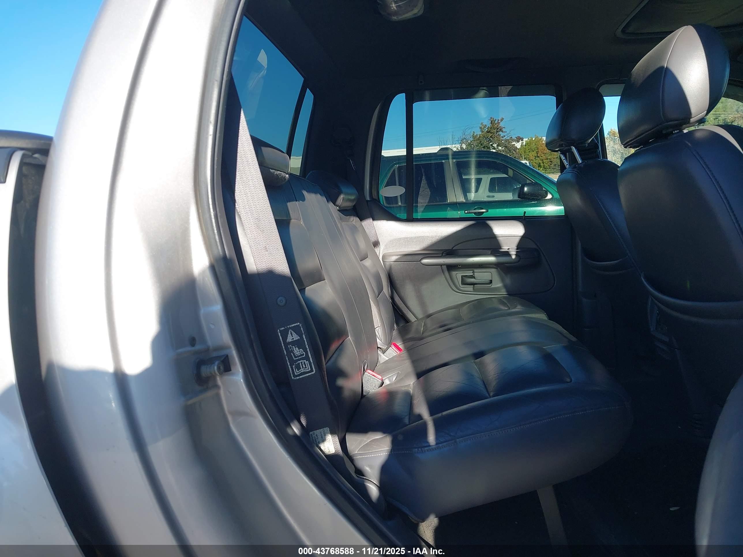 FORD EXPLORER image 8