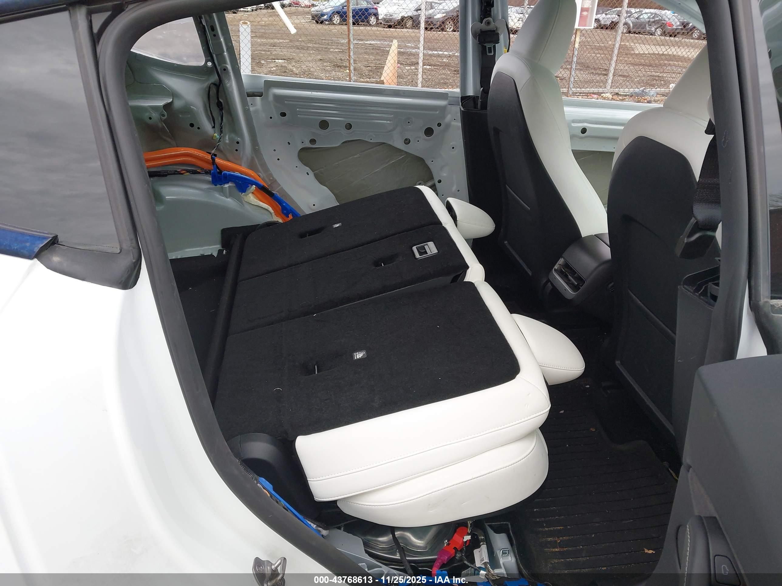 TESLA MODEL image 8