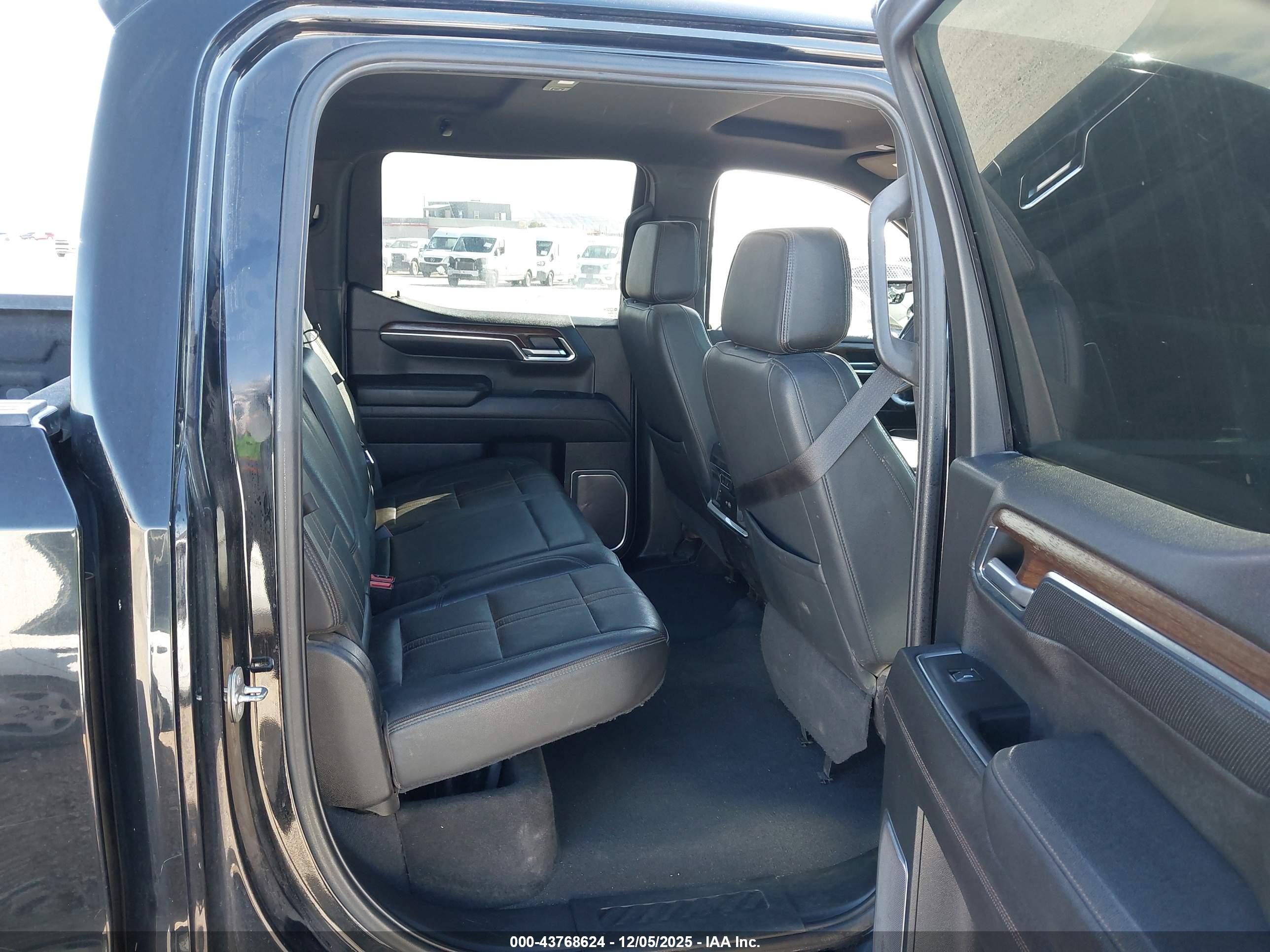 CHEVROLET SILVERADO image 8