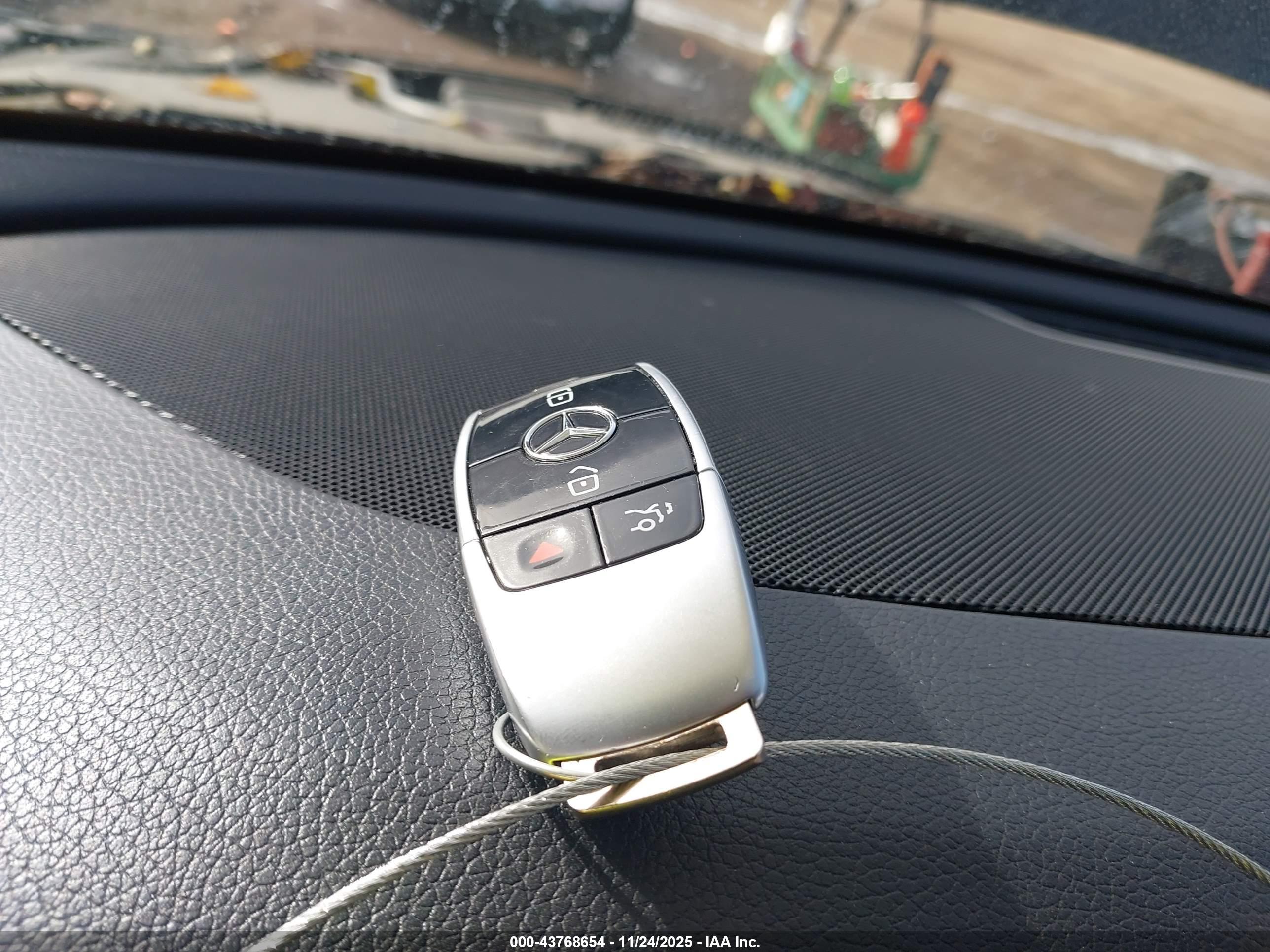 MERCEDES-BENZ E image 11