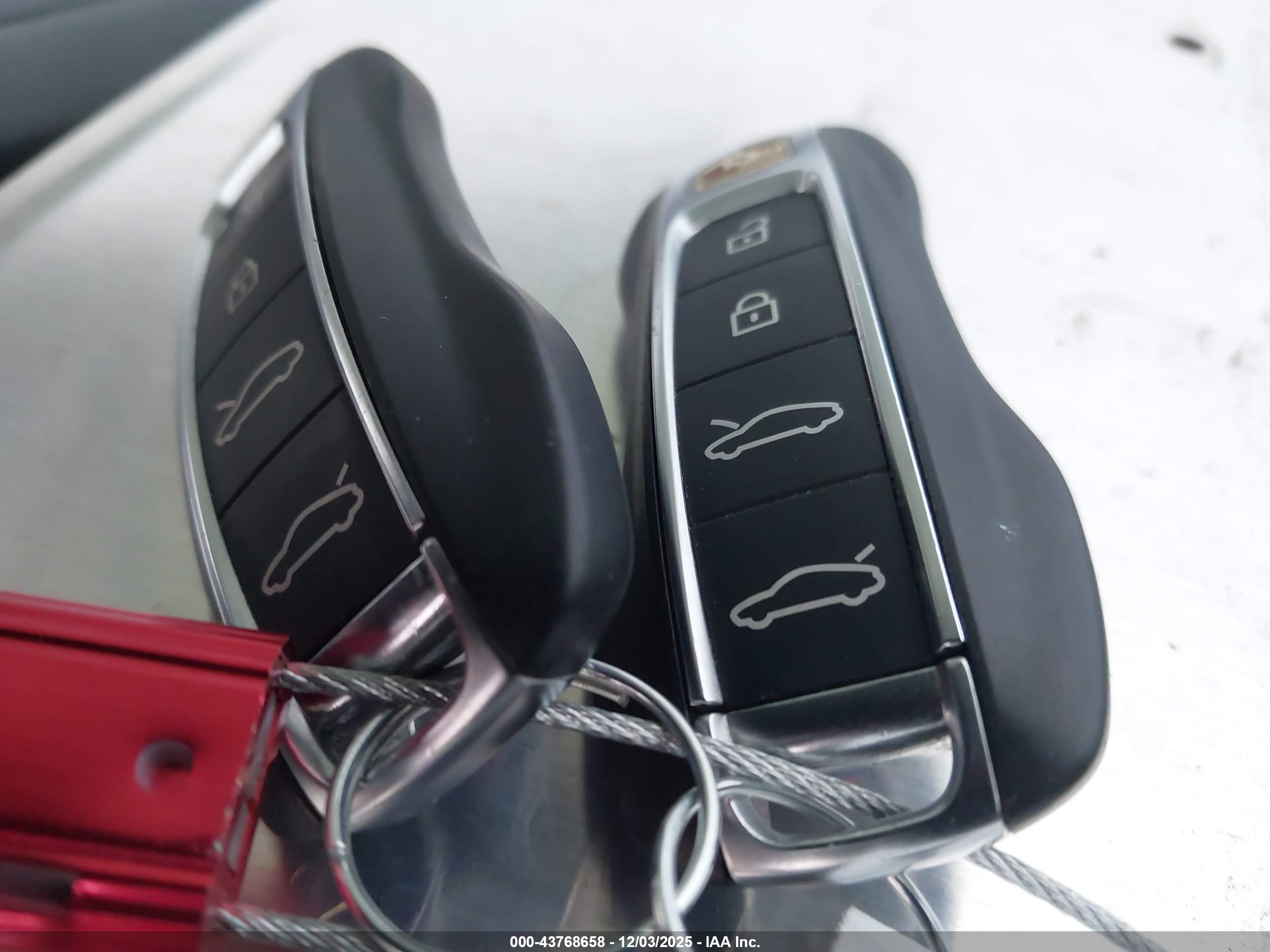 PORSCHE TAYCAN image 11