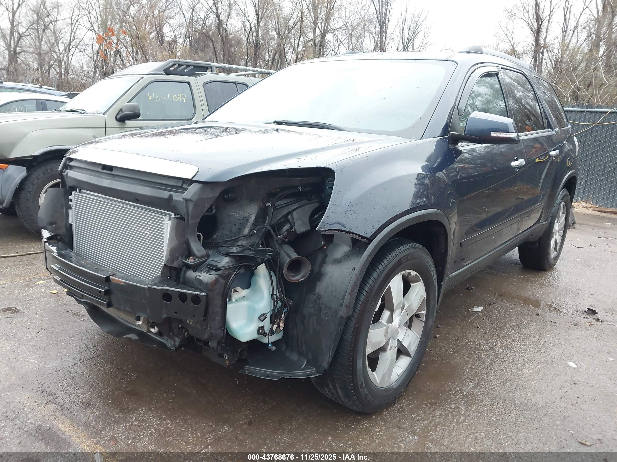 GMC ACADIA image 2