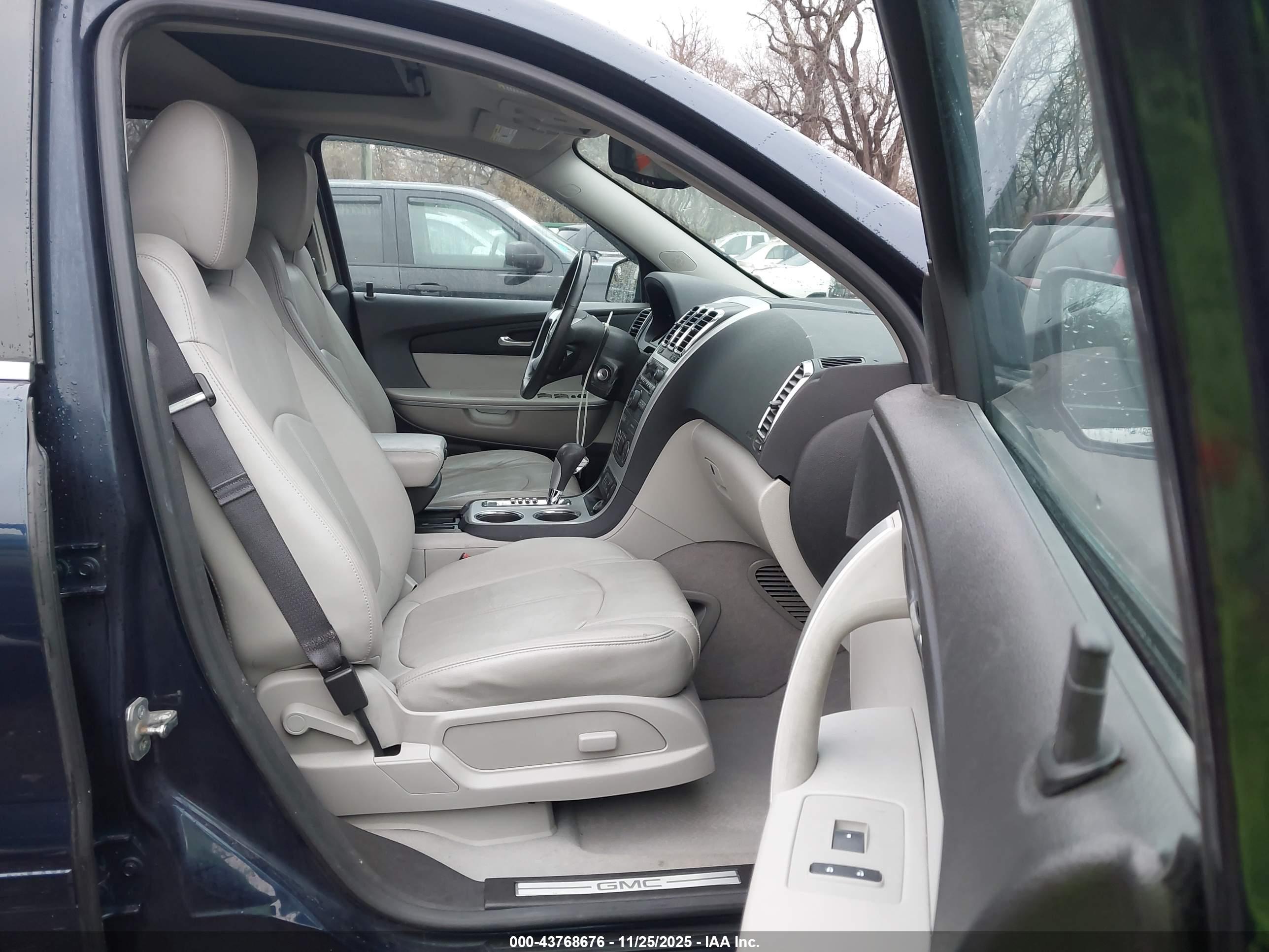 GMC ACADIA image 5