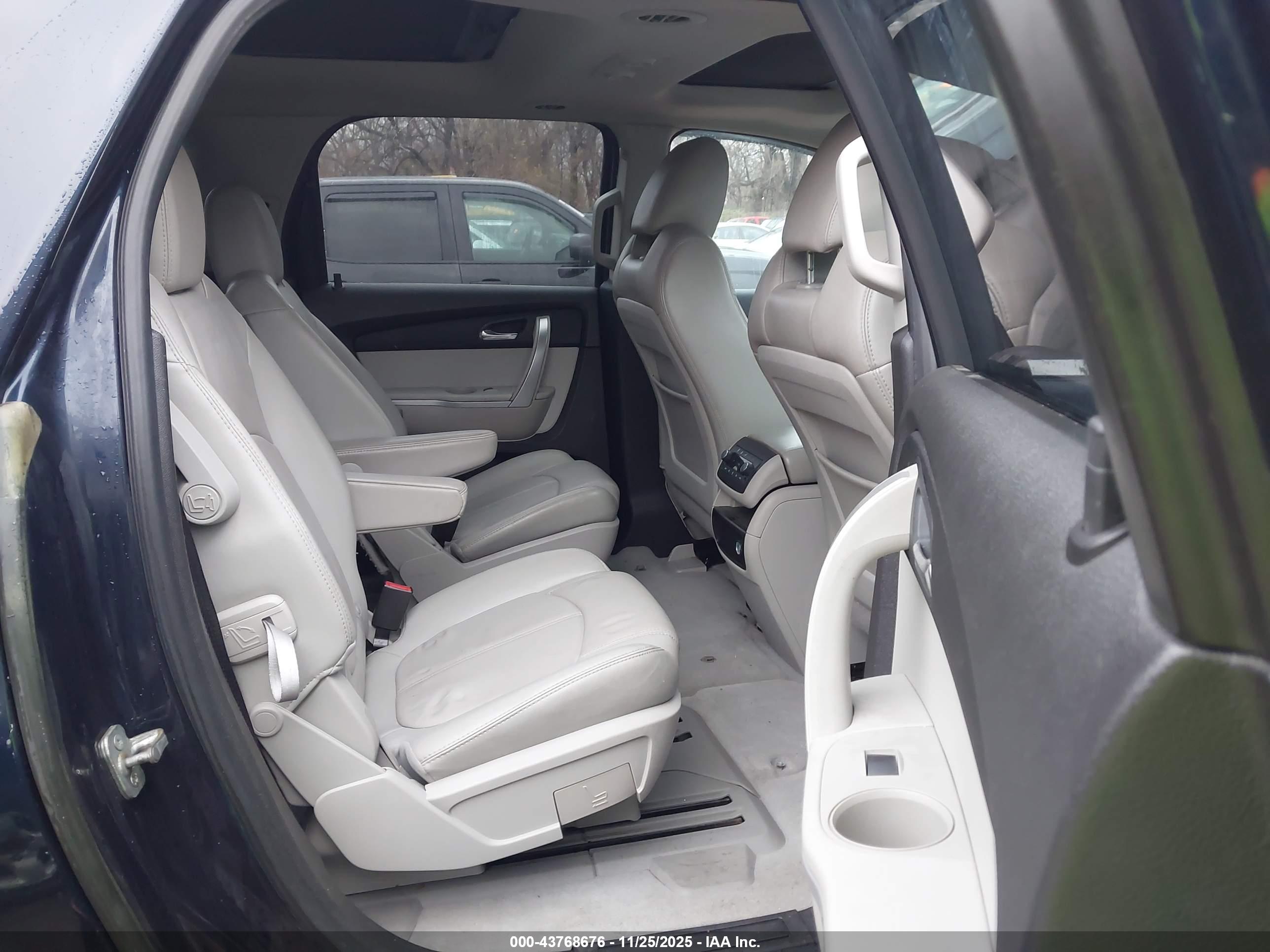 GMC ACADIA image 8
