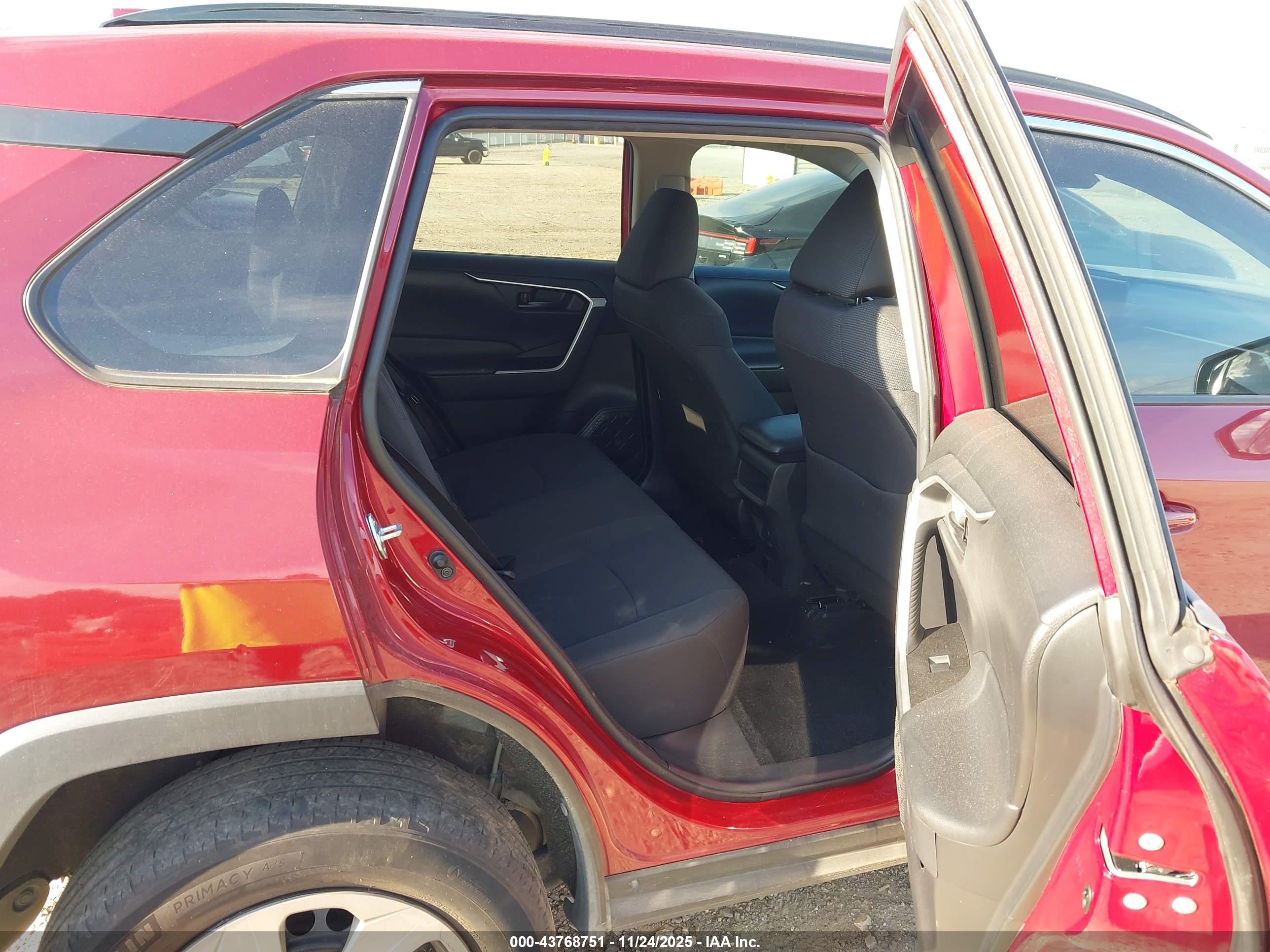 TOYOTA RAV4 image 8