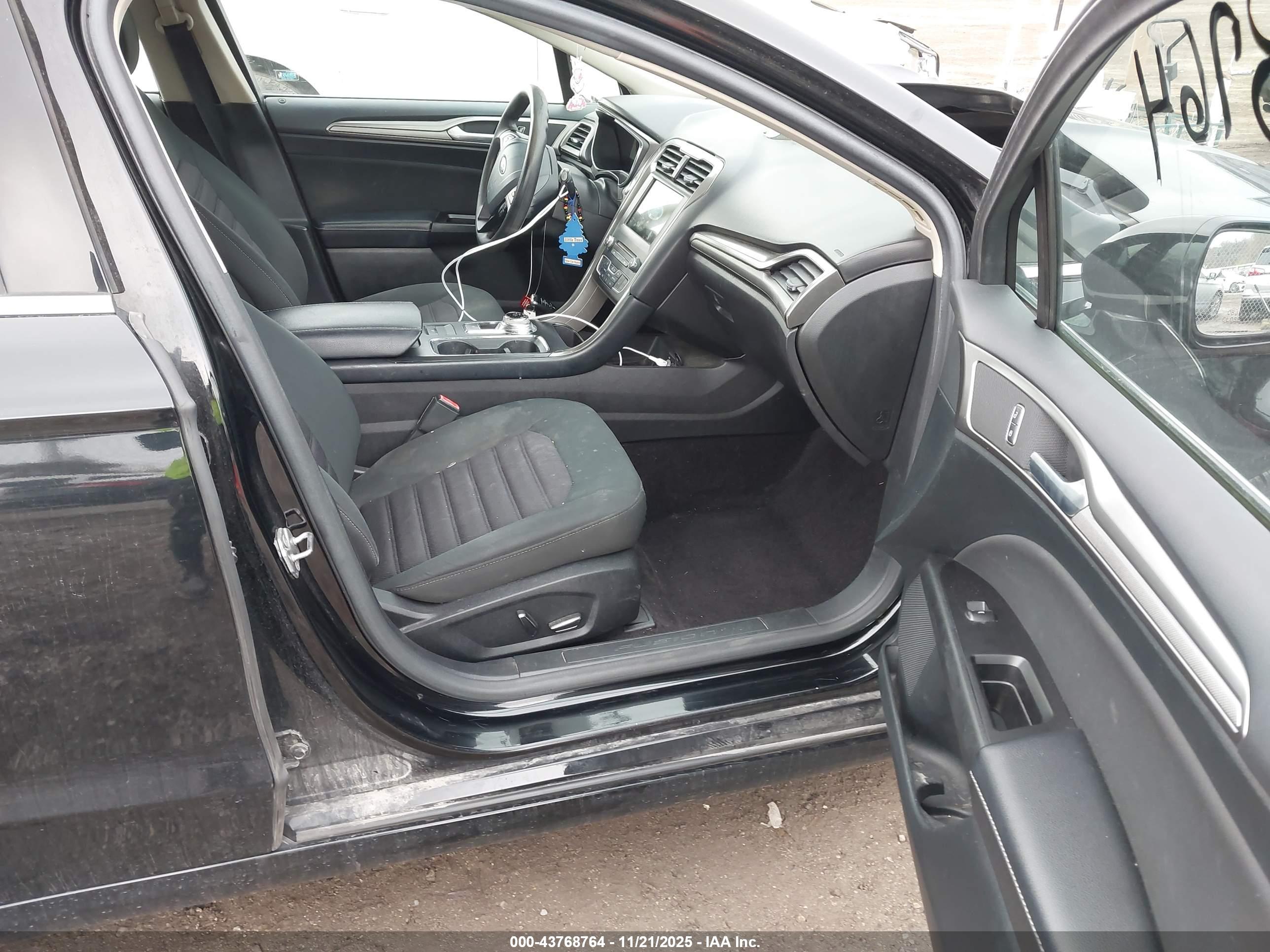 FORD FUSION image 5