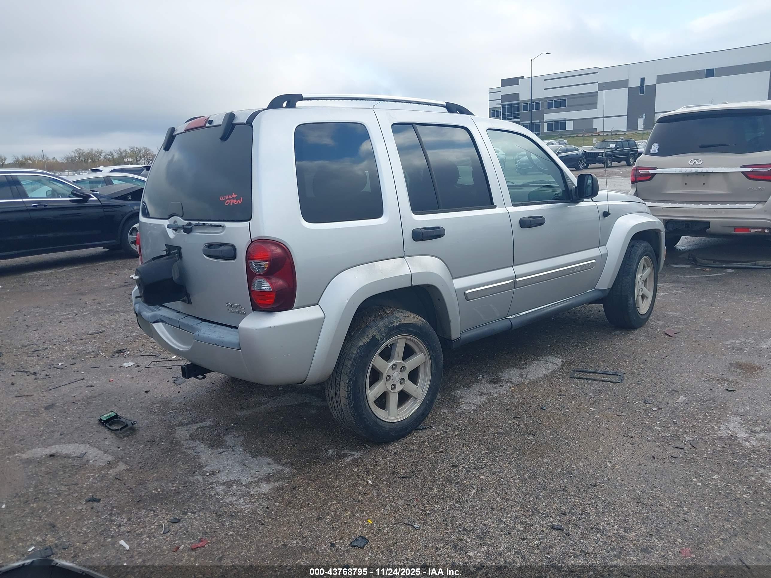 JEEP LIBERTY image 4