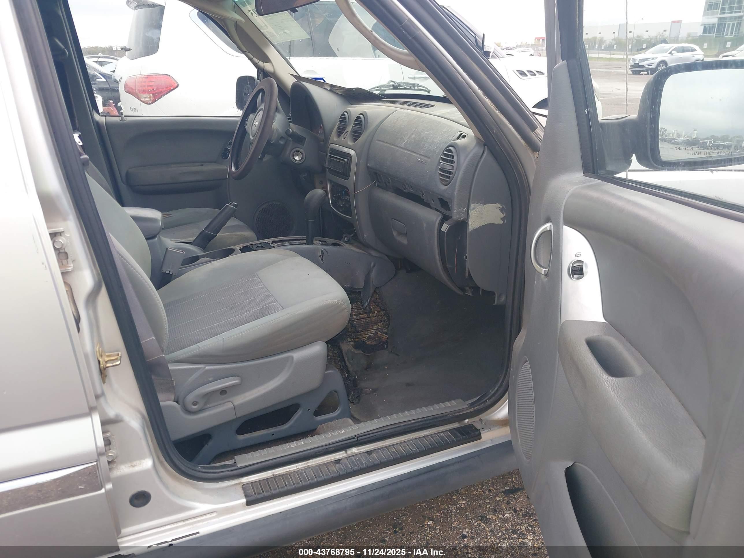 JEEP LIBERTY image 5