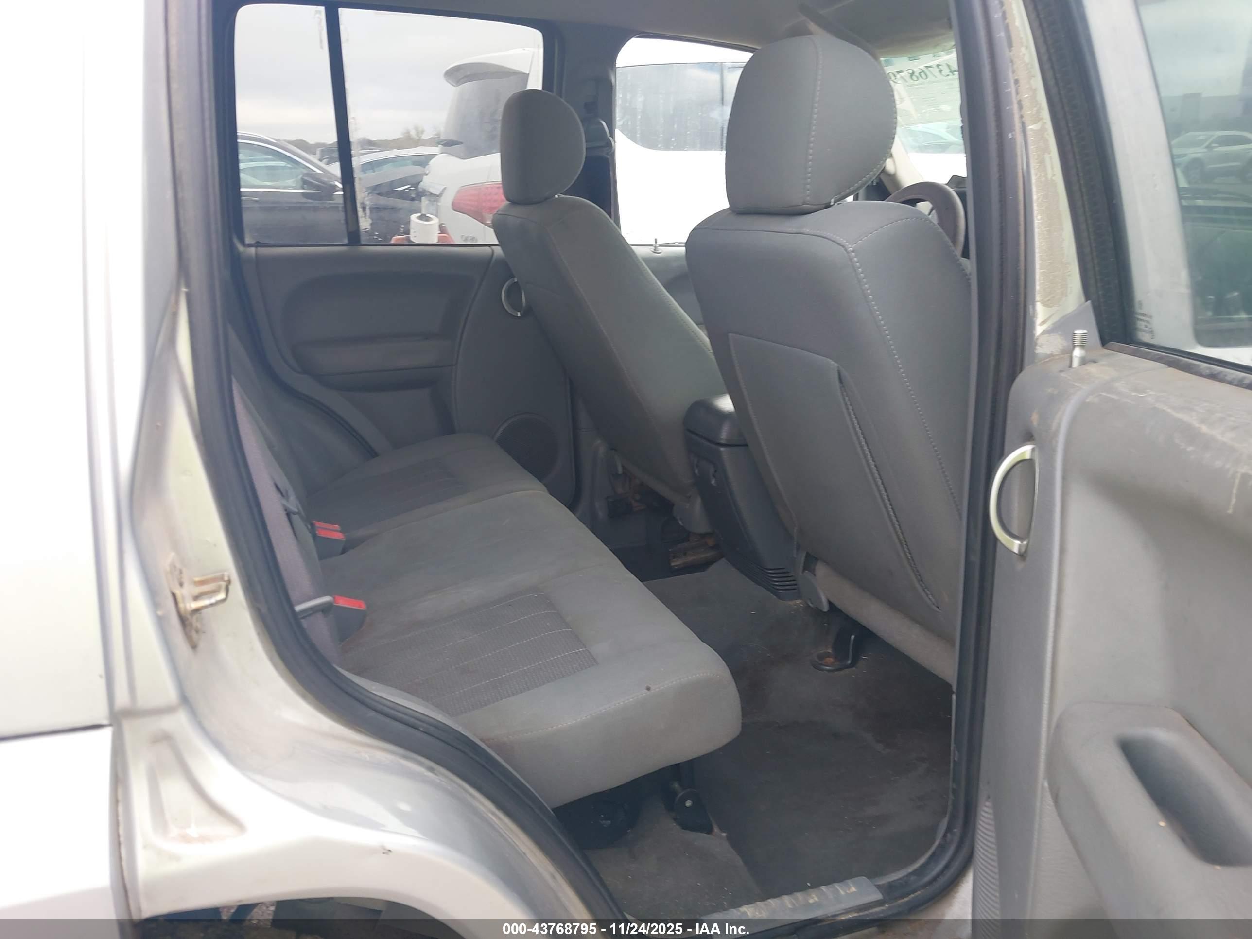 JEEP LIBERTY image 8