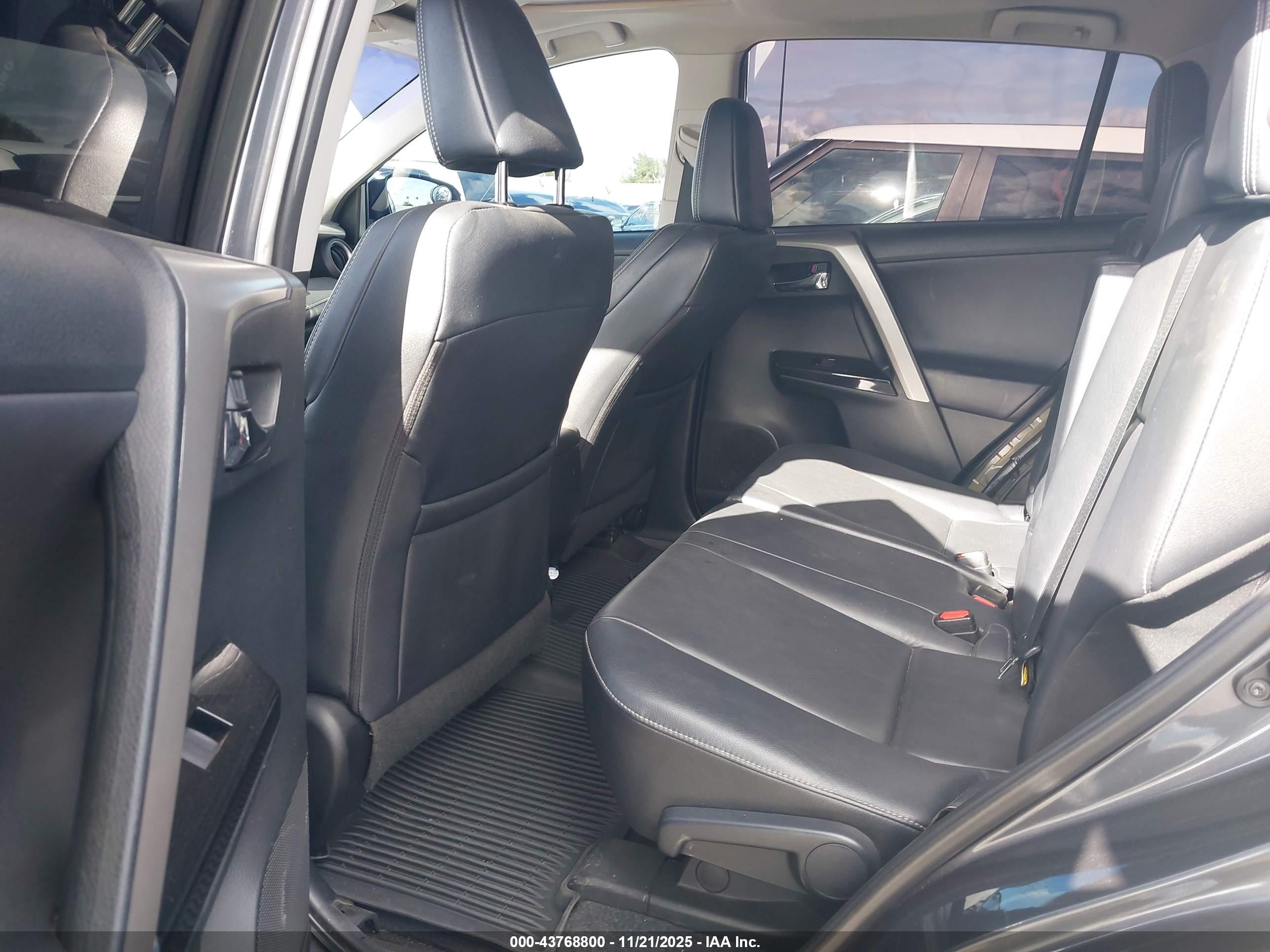 TOYOTA RAV4 image 8