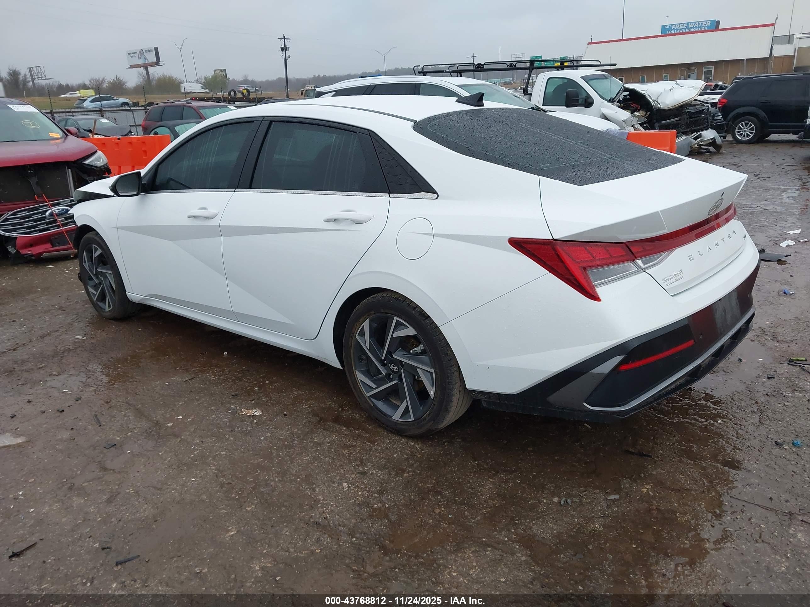HYUNDAI ELANTRA image 3