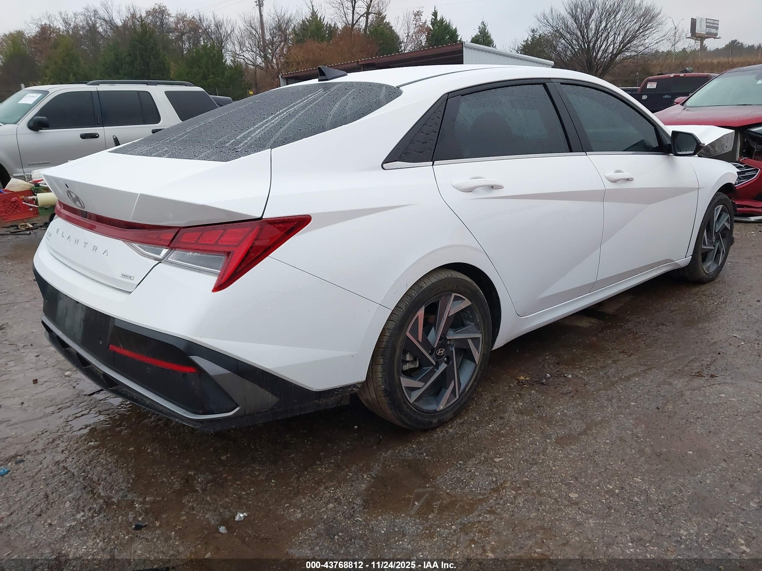 HYUNDAI ELANTRA image 4